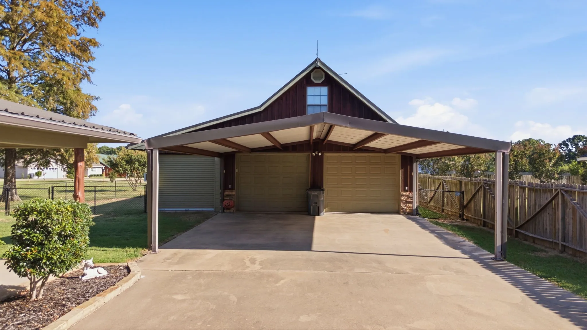 Single Family Residence For Sale in Wood County , 271 County Road 1559, Alba, Texas 75410, 3 Bedroom, 3 Bathroom, 2 Garage spaces, 1,914 Sqft, built in 2006, mls#21338612, Real Estate Agent in Alba, Homes For Sale in Wood county, Homes For Sale in Alba, Realtor in Alba Texas, Real Estate Brokerage Independent Realty Texas, Luminita Cordes Realtor