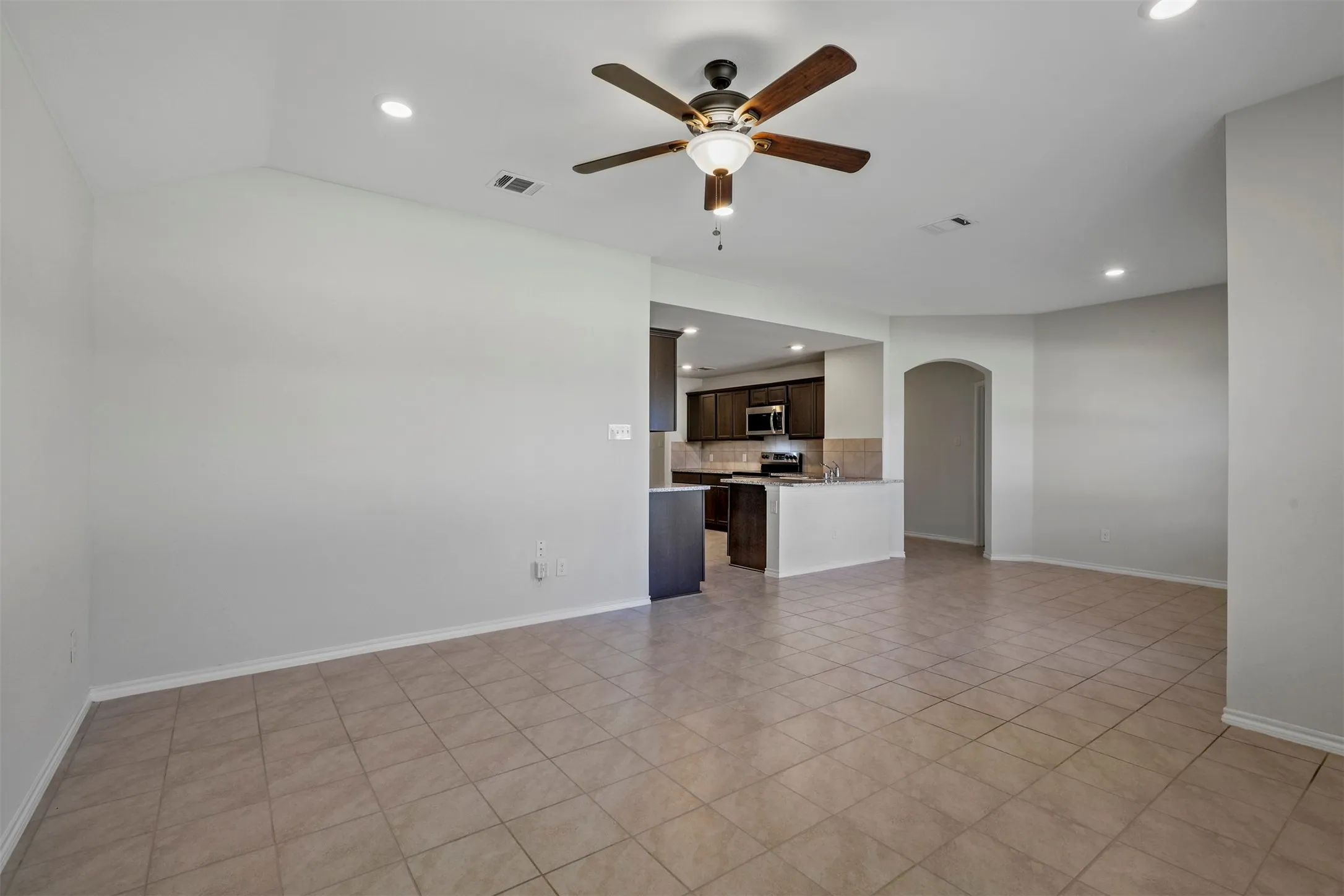 Single Family Residence For Sale in Collin County , 121 Woodland Street, Anna, Texas 75409, 4 Bedroom, 2 Bathroom, 2 Garage spaces, 1,810 Sqft, built in 2019, mls#21345294, Real Estate Agent in Anna, Homes For Sale in Collin county, Homes For Sale in Anna, Realtor in Anna Texas, Real Estate Brokerage Independent Realty Texas, Luminita Cordes Realtor