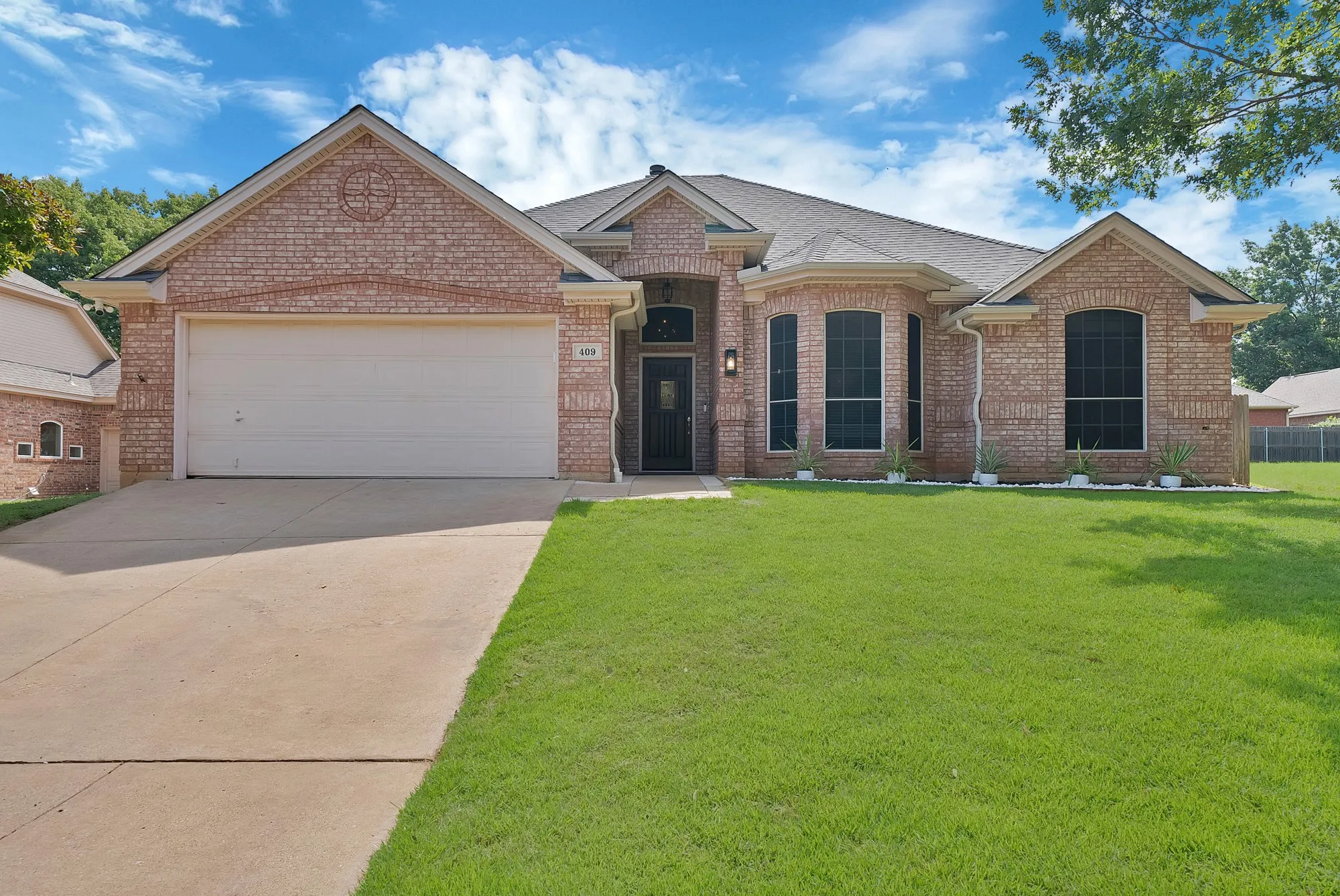 Single Family Residence For Sale in Tarrant County , 409 Bryce Lane, Arlington, Texas 76013, 3 Bedroom, 2 Bathroom, 2 Garage spaces, 1,989 Sqft, built in 1993, mls#21345314, Real Estate Agent in Arlington, Homes For Sale in Tarrant county, Homes For Sale in Arlington, Realtor in Arlington Texas, Real Estate Brokerage Independent Realty Texas, Luminita Cordes Realtor