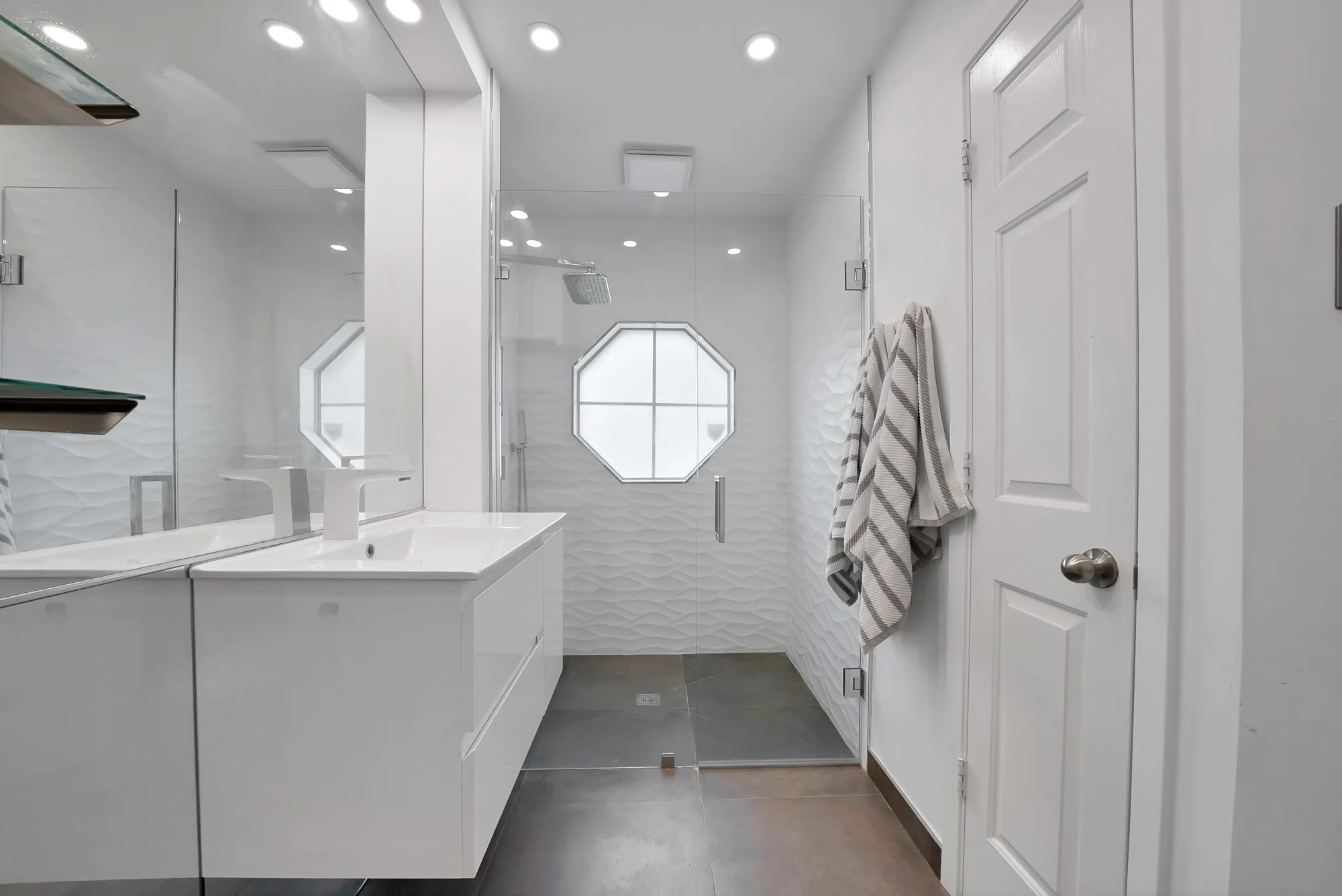 Single Family Residence For Sale in Tarrant County , 409 Bryce Lane, Arlington, Texas 76013, 3 Bedroom, 2 Bathroom, 2 Garage spaces, 1,989 Sqft, built in 1993, mls#21345314, Real Estate Agent in Arlington, Homes For Sale in Tarrant county, Homes For Sale in Arlington, Realtor in Arlington Texas, Real Estate Brokerage Independent Realty Texas, Luminita Cordes Realtor