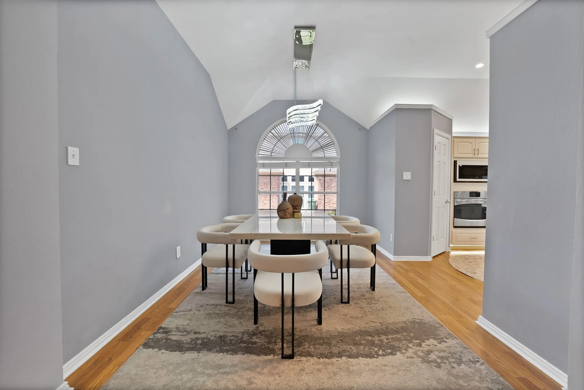Single Family Residence For Sale in Tarrant County , 409 Bryce Lane, Arlington, Texas 76013, 3 Bedroom, 2 Bathroom, 2 Garage spaces, 1,989 Sqft, built in 1993, mls#21345314, Real Estate Agent in Arlington, Homes For Sale in Tarrant county, Homes For Sale in Arlington, Realtor in Arlington Texas, Real Estate Brokerage Independent Realty Texas, Luminita Cordes Realtor