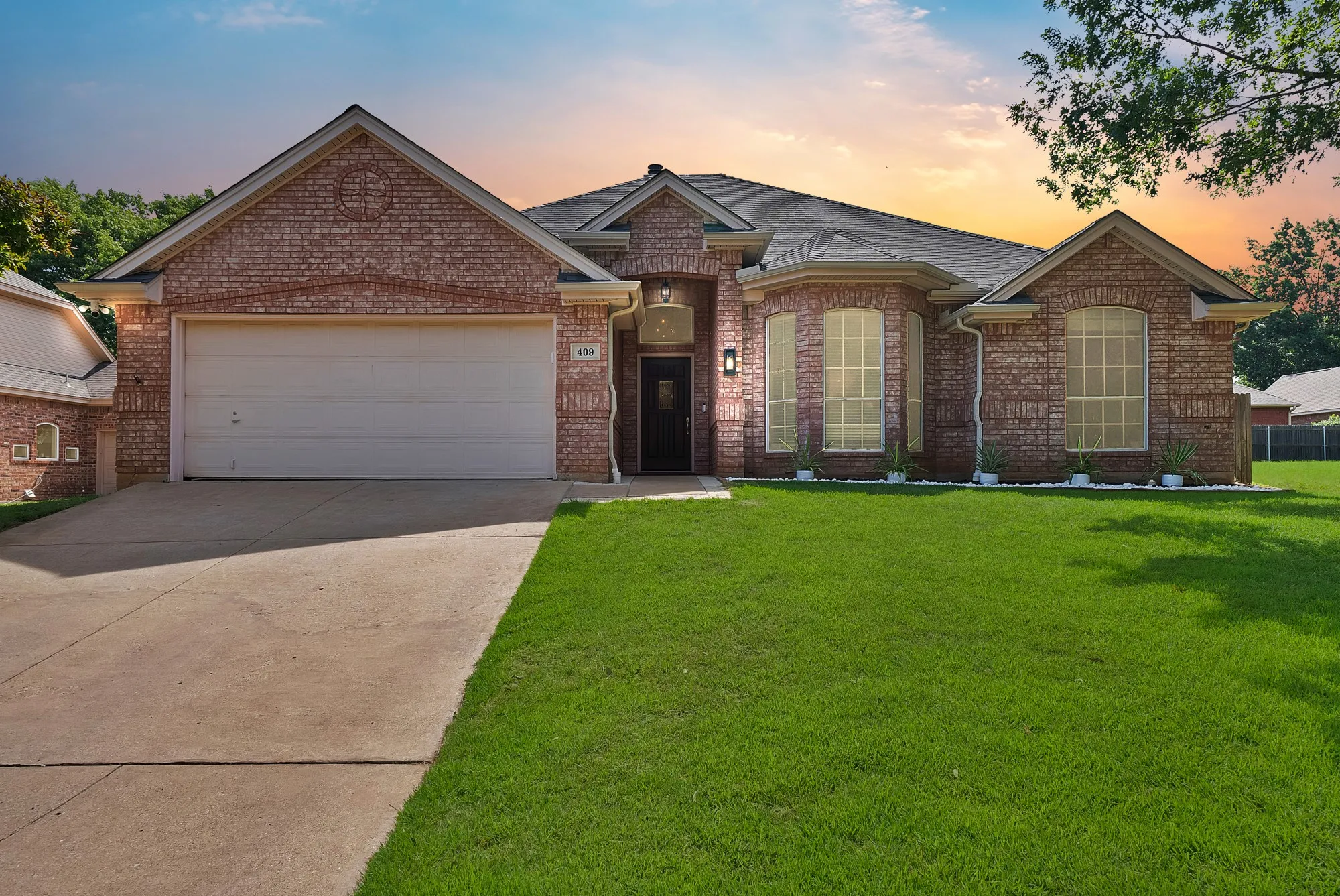 Single Family Residence For Sale in Tarrant County , 409 Bryce Lane, Arlington, Texas 76013, 3 Bedroom, 2 Bathroom, 2 Garage spaces, 1,989 Sqft, built in 1993, mls#21345314, Real Estate Agent in Arlington, Homes For Sale in Tarrant county, Homes For Sale in Arlington, Realtor in Arlington Texas, Real Estate Brokerage Independent Realty Texas, Luminita Cordes Realtor