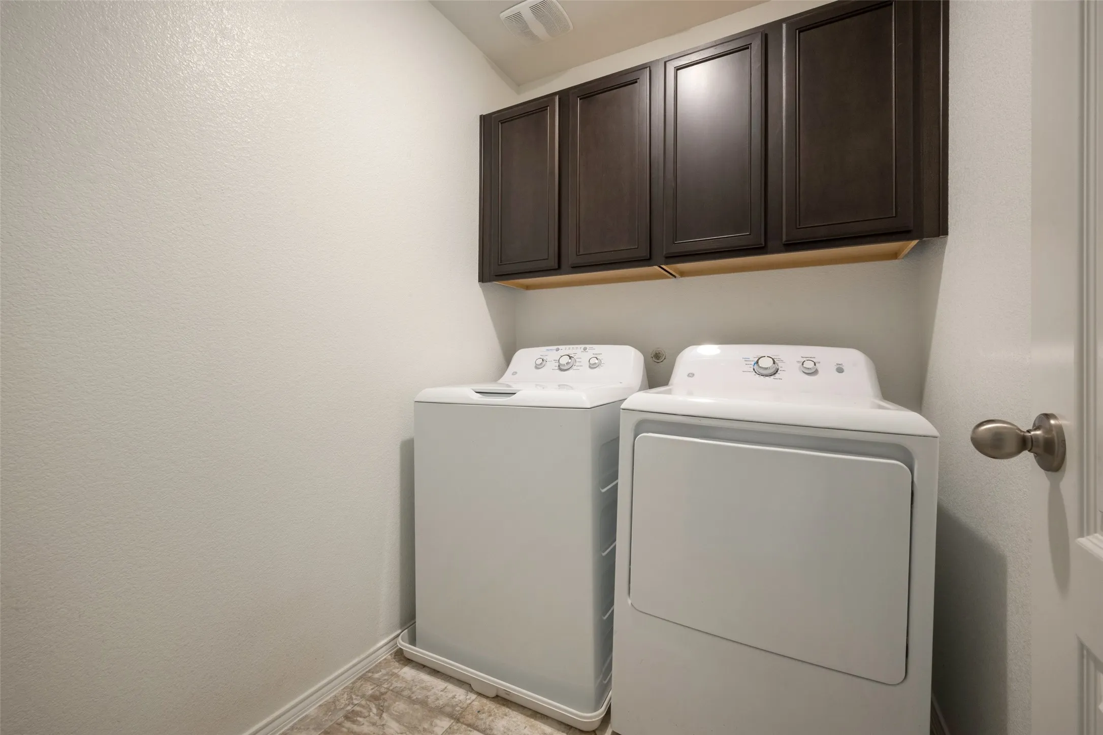 Townhouse For Rent in Denton County , 3304 Becker Drive, Denton, Texas 76207, 2 Bedroom, 3 Bathroom, 2 Garage spaces, 1,468 Sqft, built in 2019, mls#21345286, Real Estate Agent in Denton, Homes For Rent in Denton county, Homes For Rent in Denton, Realtor in Denton Texas, Real Estate Brokerage Independent Realty Texas, Luminita Cordes Realtor
