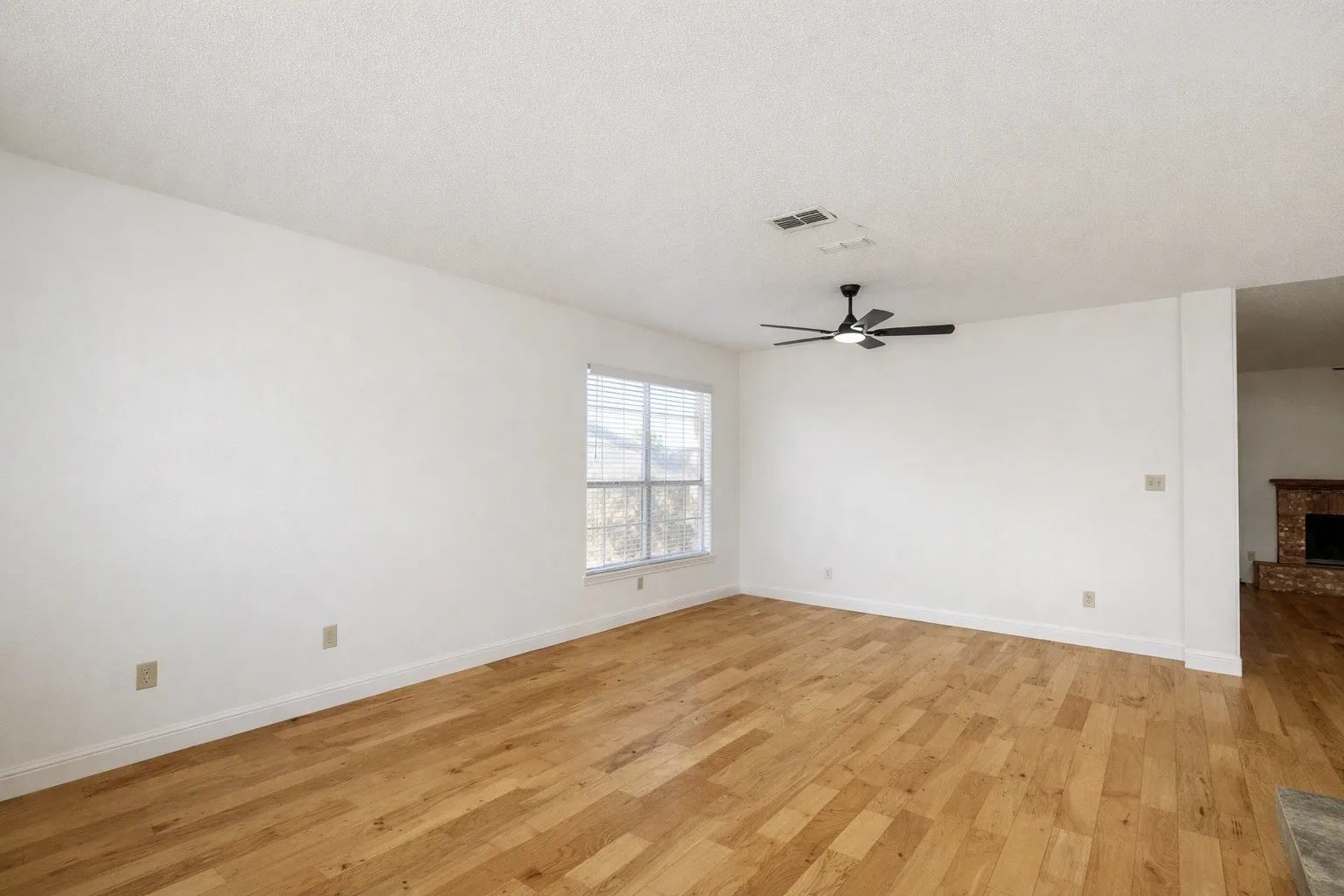 Single Family Residence For Sale in Tarrant County , 7904 Ember Oaks Drive, North Richland Hills, Texas 76182, 4 Bedroom, 3 Bathroom, 2 Garage spaces, 2,829 Sqft, built in 1989, mls#21345293, Real Estate Agent in North Richland Hills, Homes For Sale in Tarrant county, Homes For Sale in North Richland Hills, Realtor in North Richland Hills Texas, Real Estate Brokerage Independent Realty Texas, Luminita Cordes Realtor