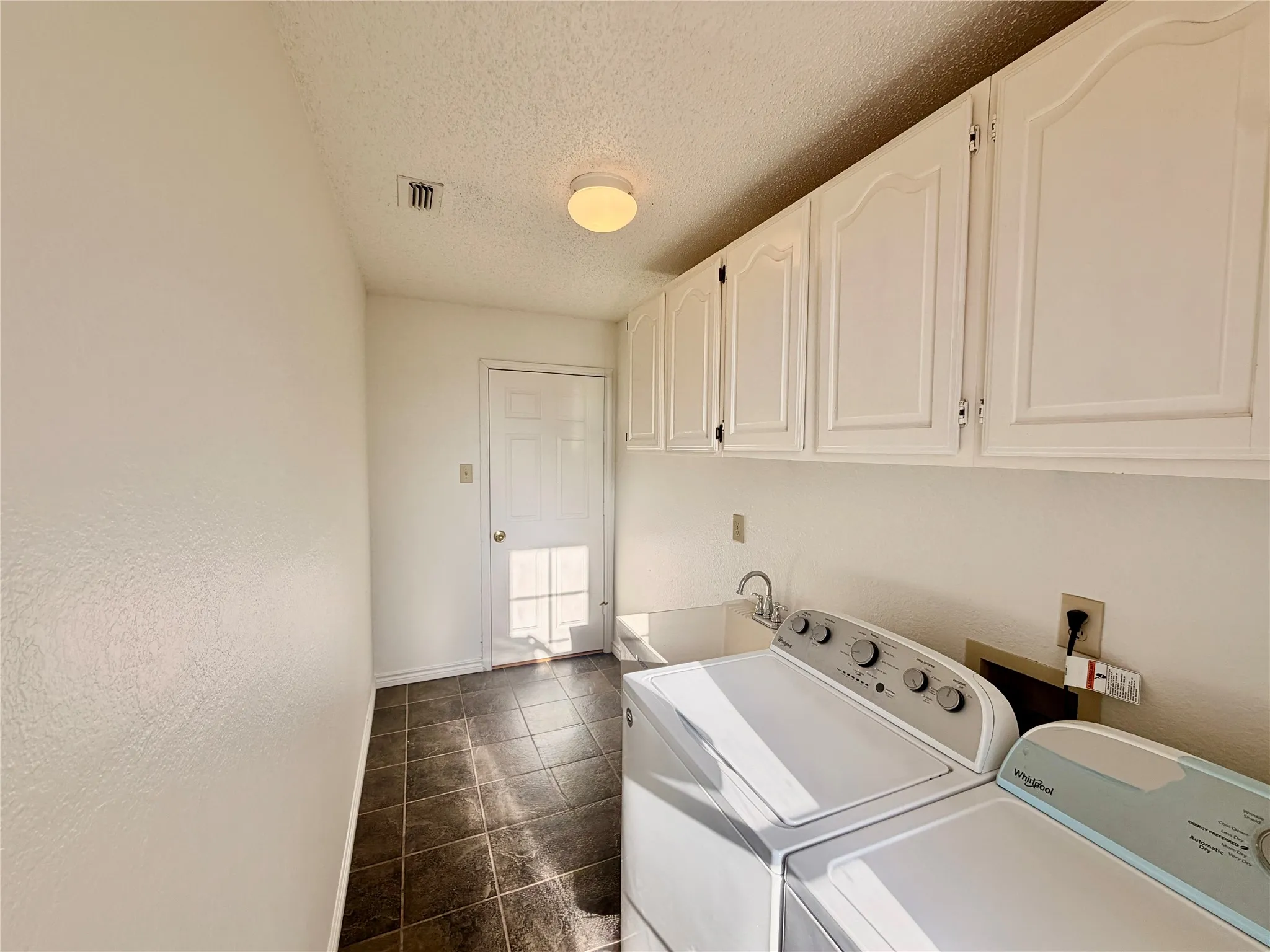 Single Family Residence For Sale in Tarrant County , 7904 Ember Oaks Drive, North Richland Hills, Texas 76182, 4 Bedroom, 3 Bathroom, 2 Garage spaces, 2,829 Sqft, built in 1989, mls#21345293, Real Estate Agent in North Richland Hills, Homes For Sale in Tarrant county, Homes For Sale in North Richland Hills, Realtor in North Richland Hills Texas, Real Estate Brokerage Independent Realty Texas, Luminita Cordes Realtor