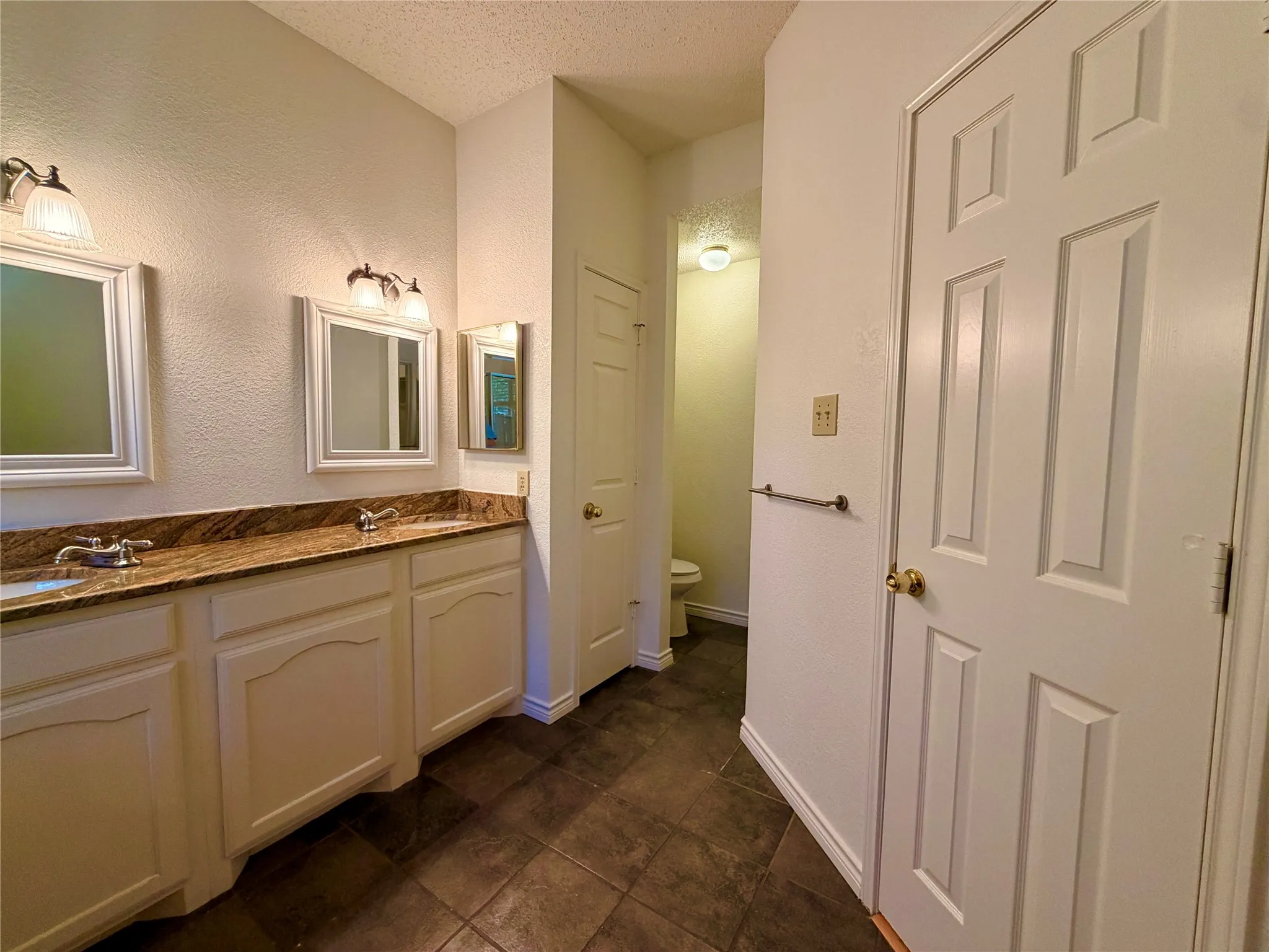 Single Family Residence For Sale in Tarrant County , 7904 Ember Oaks Drive, North Richland Hills, Texas 76182, 4 Bedroom, 3 Bathroom, 2 Garage spaces, 2,829 Sqft, built in 1989, mls#21345293, Real Estate Agent in North Richland Hills, Homes For Sale in Tarrant county, Homes For Sale in North Richland Hills, Realtor in North Richland Hills Texas, Real Estate Brokerage Independent Realty Texas, Luminita Cordes Realtor