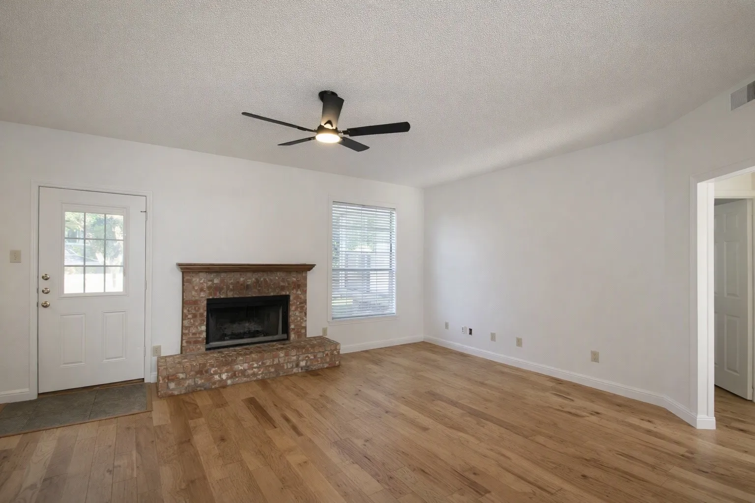 Single Family Residence For Sale in Tarrant County , 7904 Ember Oaks Drive, North Richland Hills, Texas 76182, 4 Bedroom, 3 Bathroom, 2 Garage spaces, 2,829 Sqft, built in 1989, mls#21345293, Real Estate Agent in North Richland Hills, Homes For Sale in Tarrant county, Homes For Sale in North Richland Hills, Realtor in North Richland Hills Texas, Real Estate Brokerage Independent Realty Texas, Luminita Cordes Realtor