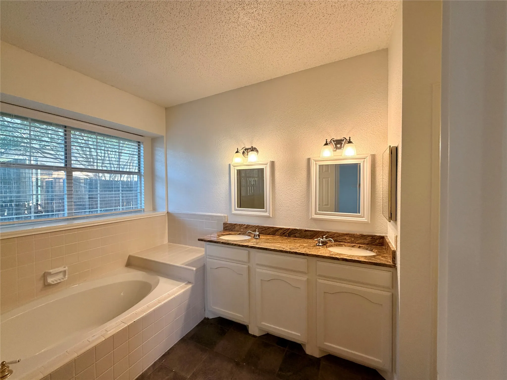 Single Family Residence For Sale in Tarrant County , 7904 Ember Oaks Drive, North Richland Hills, Texas 76182, 4 Bedroom, 3 Bathroom, 2 Garage spaces, 2,829 Sqft, built in 1989, mls#21345293, Real Estate Agent in North Richland Hills, Homes For Sale in Tarrant county, Homes For Sale in North Richland Hills, Realtor in North Richland Hills Texas, Real Estate Brokerage Independent Realty Texas, Luminita Cordes Realtor