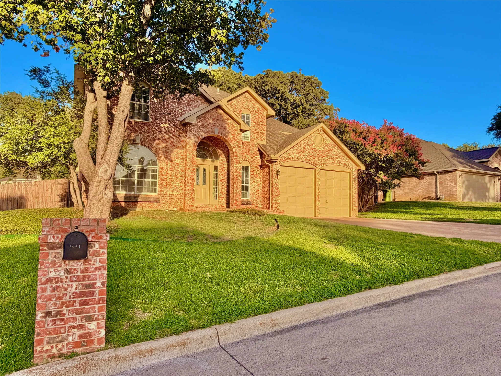Single Family Residence For Sale in Tarrant County , 7904 Ember Oaks Drive, North Richland Hills, Texas 76182, 4 Bedroom, 3 Bathroom, 2 Garage spaces, 2,829 Sqft, built in 1989, mls#21345293, Real Estate Agent in North Richland Hills, Homes For Sale in Tarrant county, Homes For Sale in North Richland Hills, Realtor in North Richland Hills Texas, Real Estate Brokerage Independent Realty Texas, Luminita Cordes Realtor