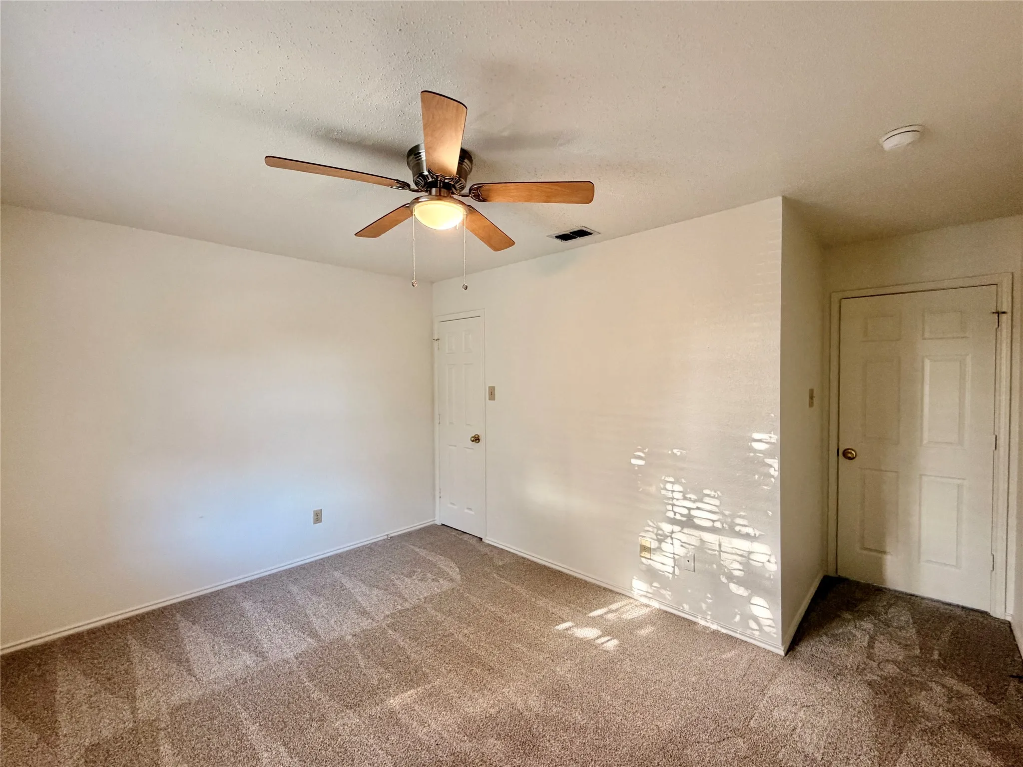 Single Family Residence For Sale in Tarrant County , 7904 Ember Oaks Drive, North Richland Hills, Texas 76182, 4 Bedroom, 3 Bathroom, 2 Garage spaces, 2,829 Sqft, built in 1989, mls#21345293, Real Estate Agent in North Richland Hills, Homes For Sale in Tarrant county, Homes For Sale in North Richland Hills, Realtor in North Richland Hills Texas, Real Estate Brokerage Independent Realty Texas, Luminita Cordes Realtor