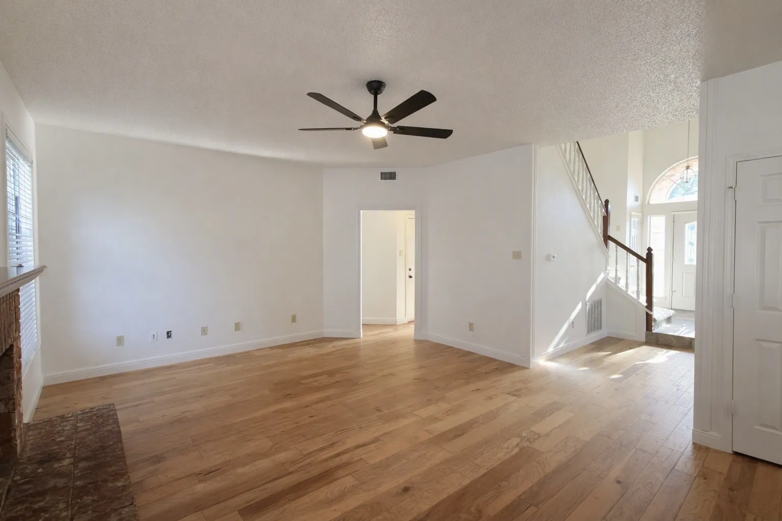 Single Family Residence For Sale in Tarrant County , 7904 Ember Oaks Drive, North Richland Hills, Texas 76182, 4 Bedroom, 3 Bathroom, 2 Garage spaces, 2,829 Sqft, built in 1989, mls#21345293, Real Estate Agent in North Richland Hills, Homes For Sale in Tarrant county, Homes For Sale in North Richland Hills, Realtor in North Richland Hills Texas, Real Estate Brokerage Independent Realty Texas, Luminita Cordes Realtor