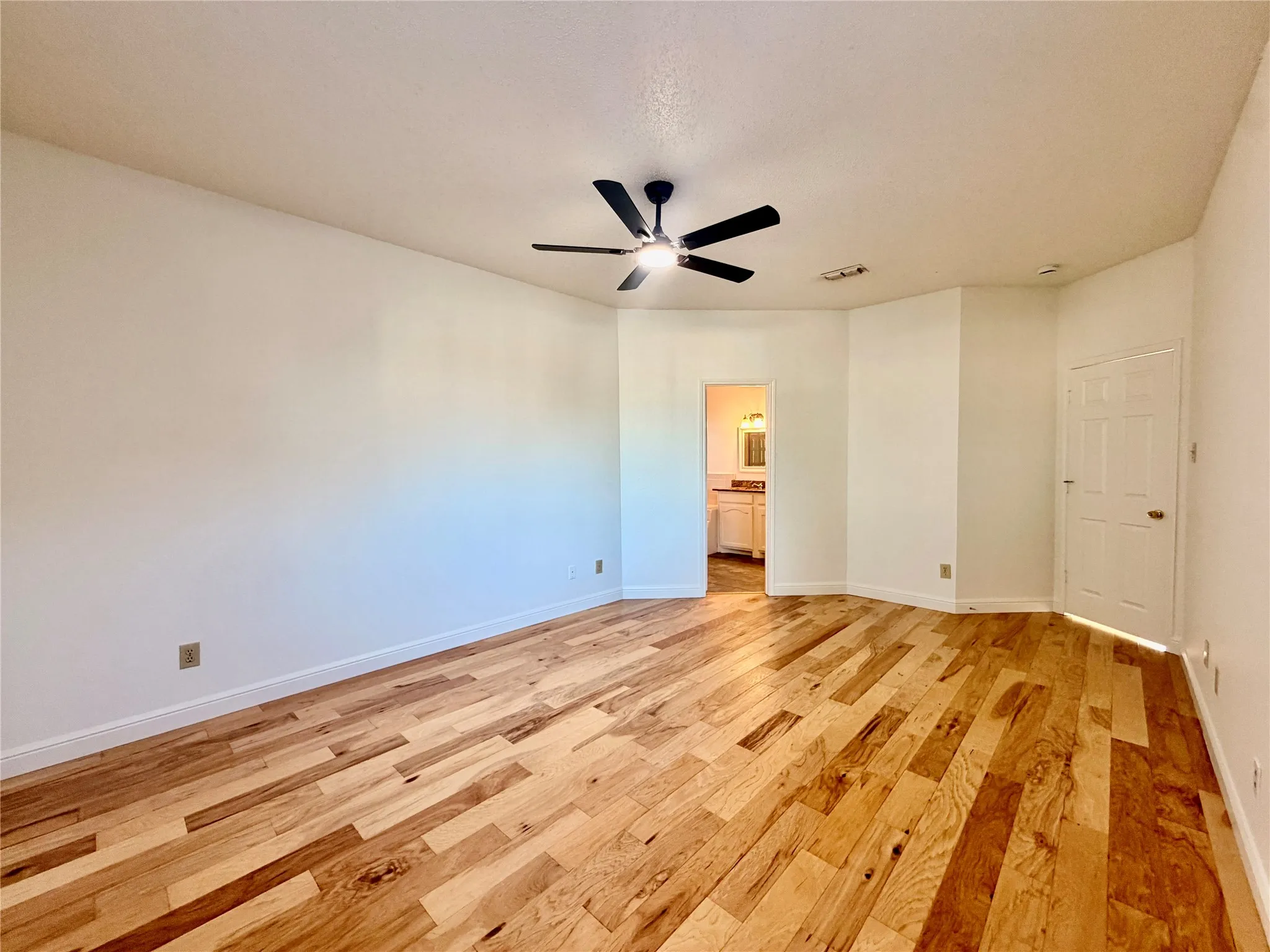 Single Family Residence For Sale in Tarrant County , 7904 Ember Oaks Drive, North Richland Hills, Texas 76182, 4 Bedroom, 3 Bathroom, 2 Garage spaces, 2,829 Sqft, built in 1989, mls#21345293, Real Estate Agent in North Richland Hills, Homes For Sale in Tarrant county, Homes For Sale in North Richland Hills, Realtor in North Richland Hills Texas, Real Estate Brokerage Independent Realty Texas, Luminita Cordes Realtor