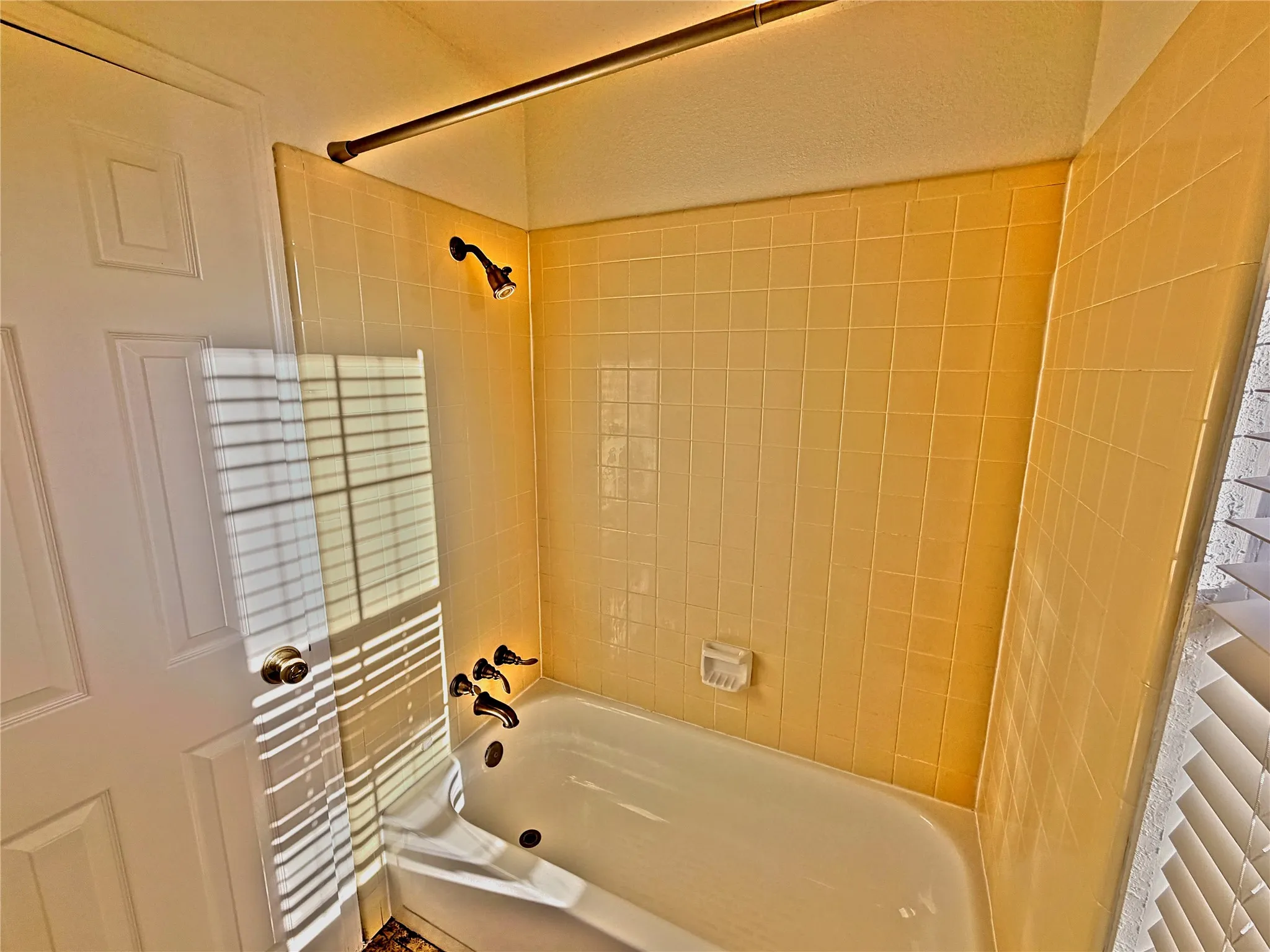 Single Family Residence For Sale in Tarrant County , 7904 Ember Oaks Drive, North Richland Hills, Texas 76182, 4 Bedroom, 3 Bathroom, 2 Garage spaces, 2,829 Sqft, built in 1989, mls#21345293, Real Estate Agent in North Richland Hills, Homes For Sale in Tarrant county, Homes For Sale in North Richland Hills, Realtor in North Richland Hills Texas, Real Estate Brokerage Independent Realty Texas, Luminita Cordes Realtor