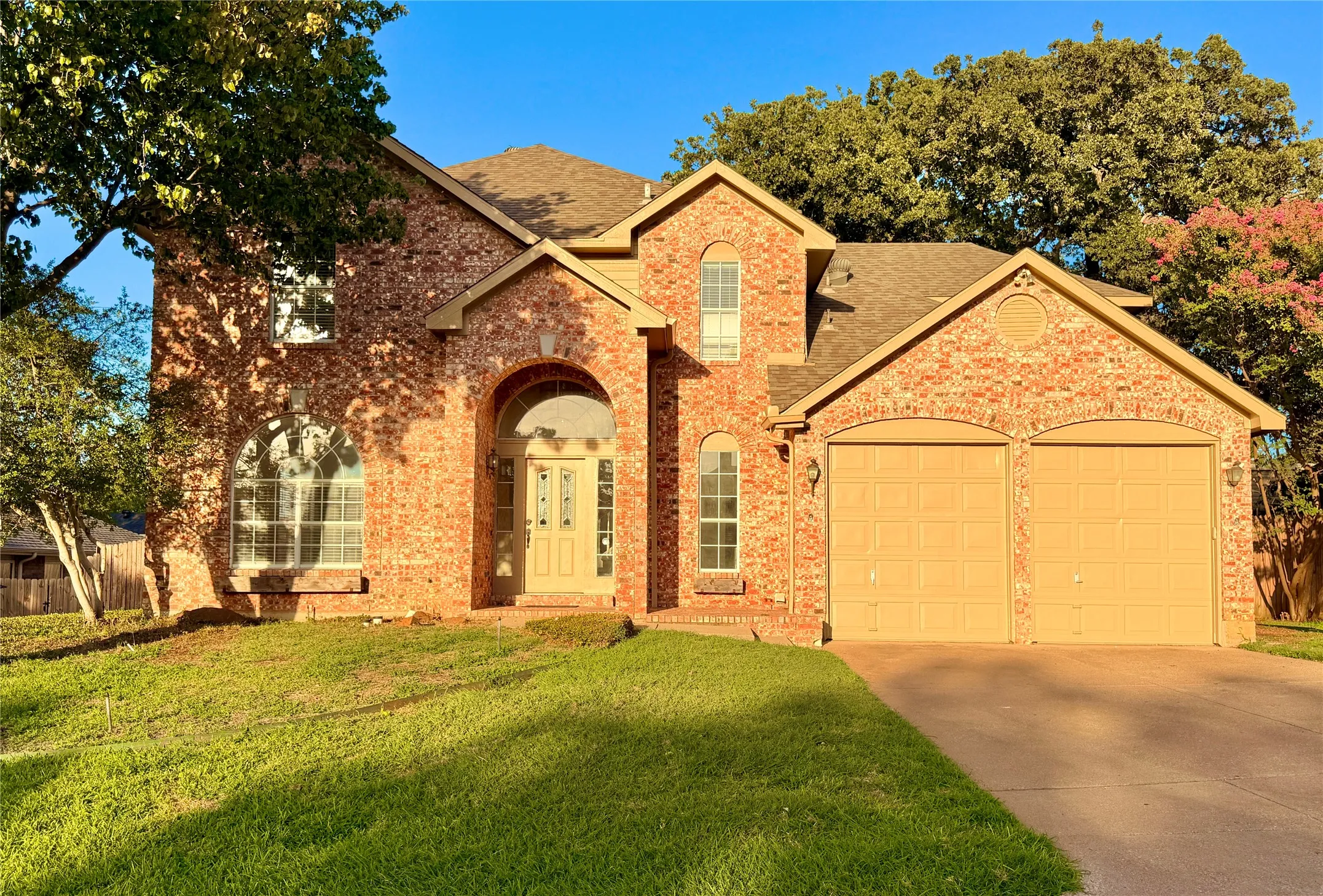 Single Family Residence For Sale in Tarrant County , 7904 Ember Oaks Drive, North Richland Hills, Texas 76182, 4 Bedroom, 3 Bathroom, 2 Garage spaces, 2,829 Sqft, built in 1989, mls#21345293, Real Estate Agent in North Richland Hills, Homes For Sale in Tarrant county, Homes For Sale in North Richland Hills, Realtor in North Richland Hills Texas, Real Estate Brokerage Independent Realty Texas, Luminita Cordes Realtor