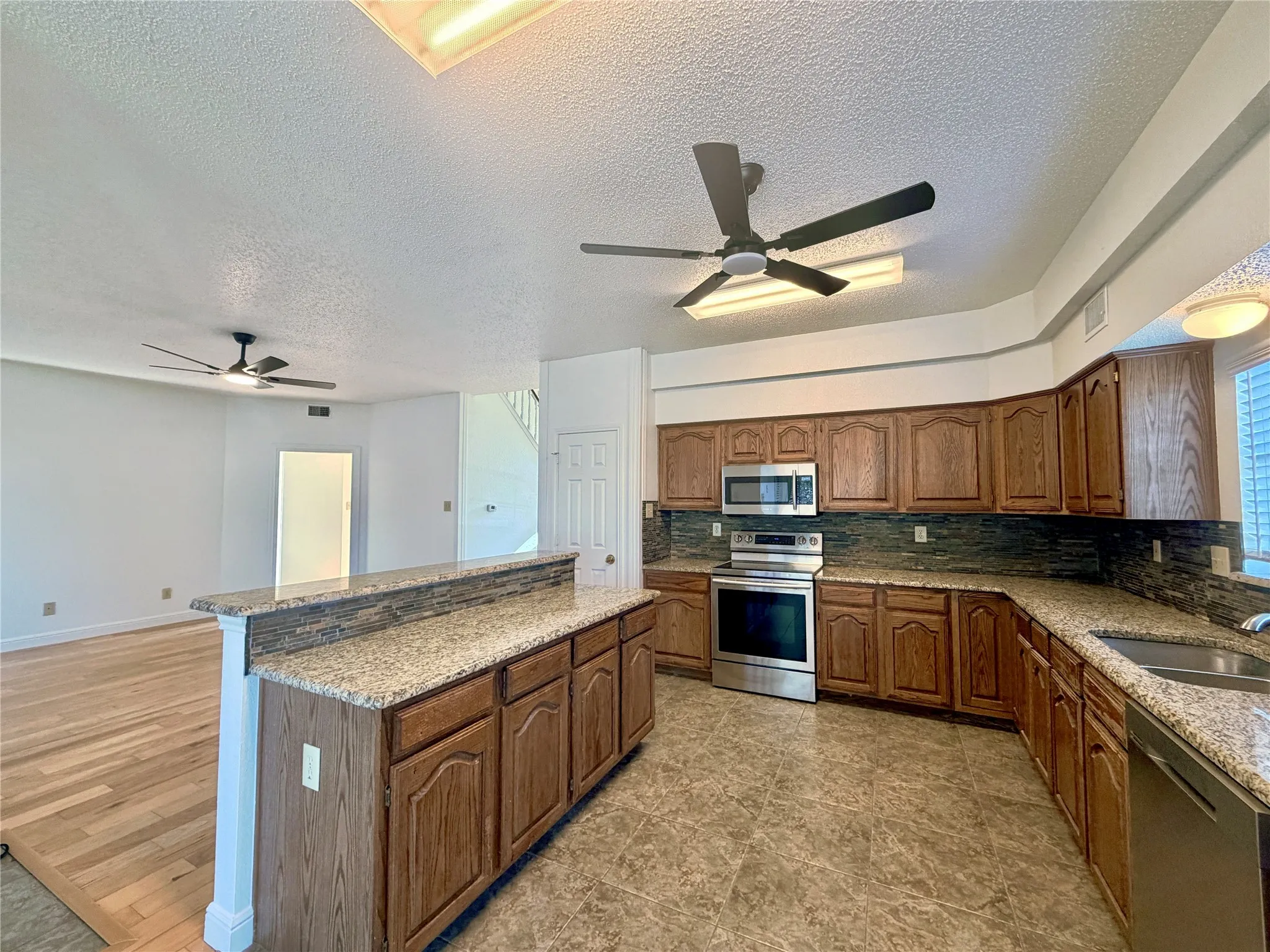 Single Family Residence For Sale in Tarrant County , 7904 Ember Oaks Drive, North Richland Hills, Texas 76182, 4 Bedroom, 3 Bathroom, 2 Garage spaces, 2,829 Sqft, built in 1989, mls#21345293, Real Estate Agent in North Richland Hills, Homes For Sale in Tarrant county, Homes For Sale in North Richland Hills, Realtor in North Richland Hills Texas, Real Estate Brokerage Independent Realty Texas, Luminita Cordes Realtor