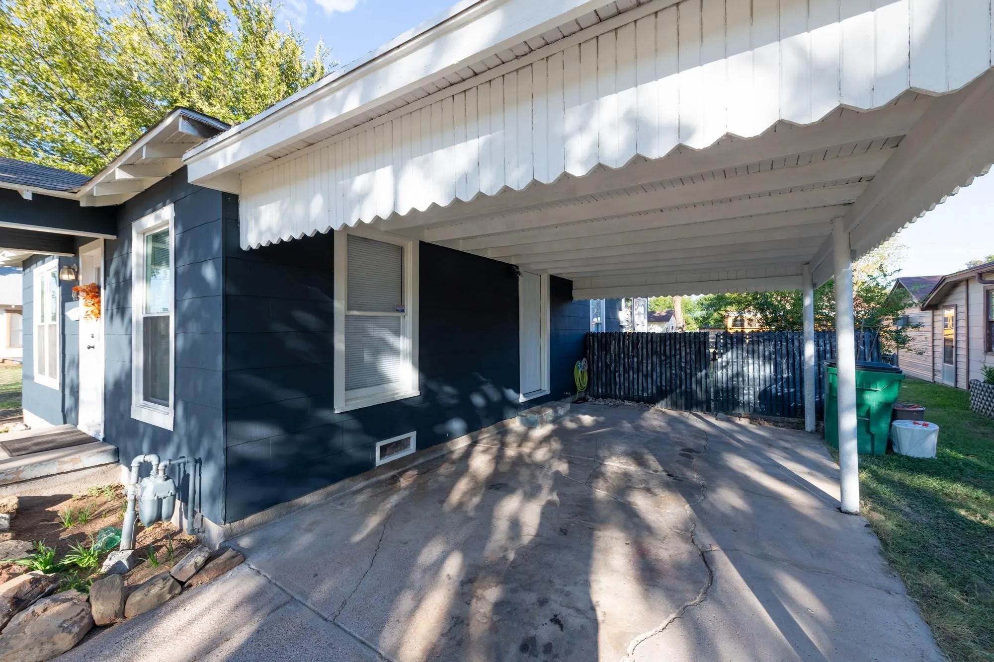 Single Family Residence For Sale in Clay County , 414 S Main Street, Henrietta, Texas 76365, 3 Bedroom, 2 Bathroom, Garage spaces, 1,066 Sqft, built in 1955, mls#21345349, Real Estate Agent in Henrietta, Homes For Sale in Clay county, Homes For Sale in Henrietta, Realtor in Henrietta Texas, Real Estate Brokerage Independent Realty Texas, Luminita Cordes Realtor