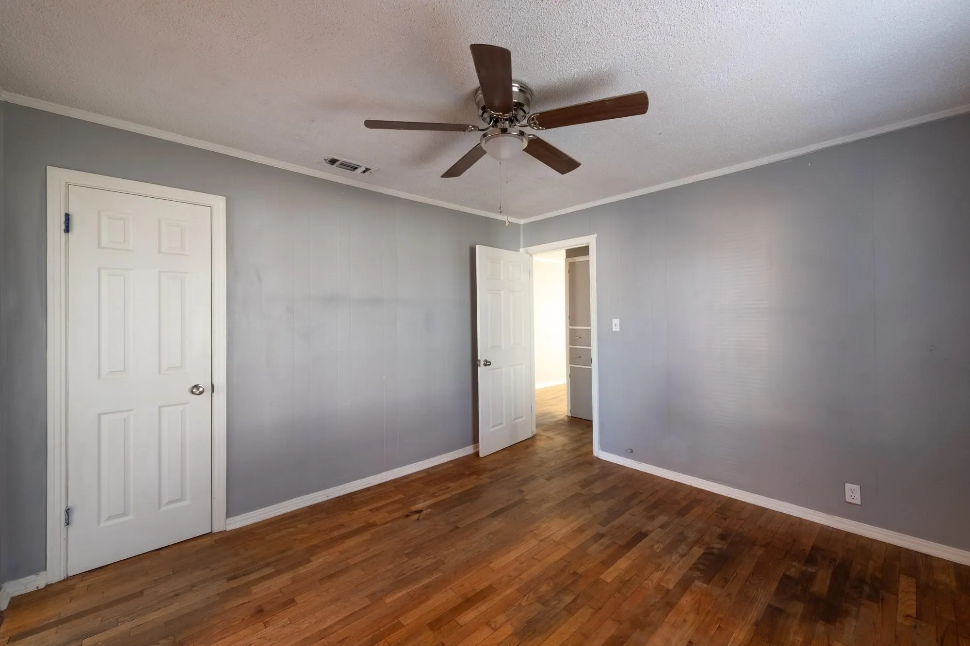 Single Family Residence For Sale in Clay County , 414 S Main Street, Henrietta, Texas 76365, 3 Bedroom, 2 Bathroom, Garage spaces, 1,066 Sqft, built in 1955, mls#21345349, Real Estate Agent in Henrietta, Homes For Sale in Clay county, Homes For Sale in Henrietta, Realtor in Henrietta Texas, Real Estate Brokerage Independent Realty Texas, Luminita Cordes Realtor