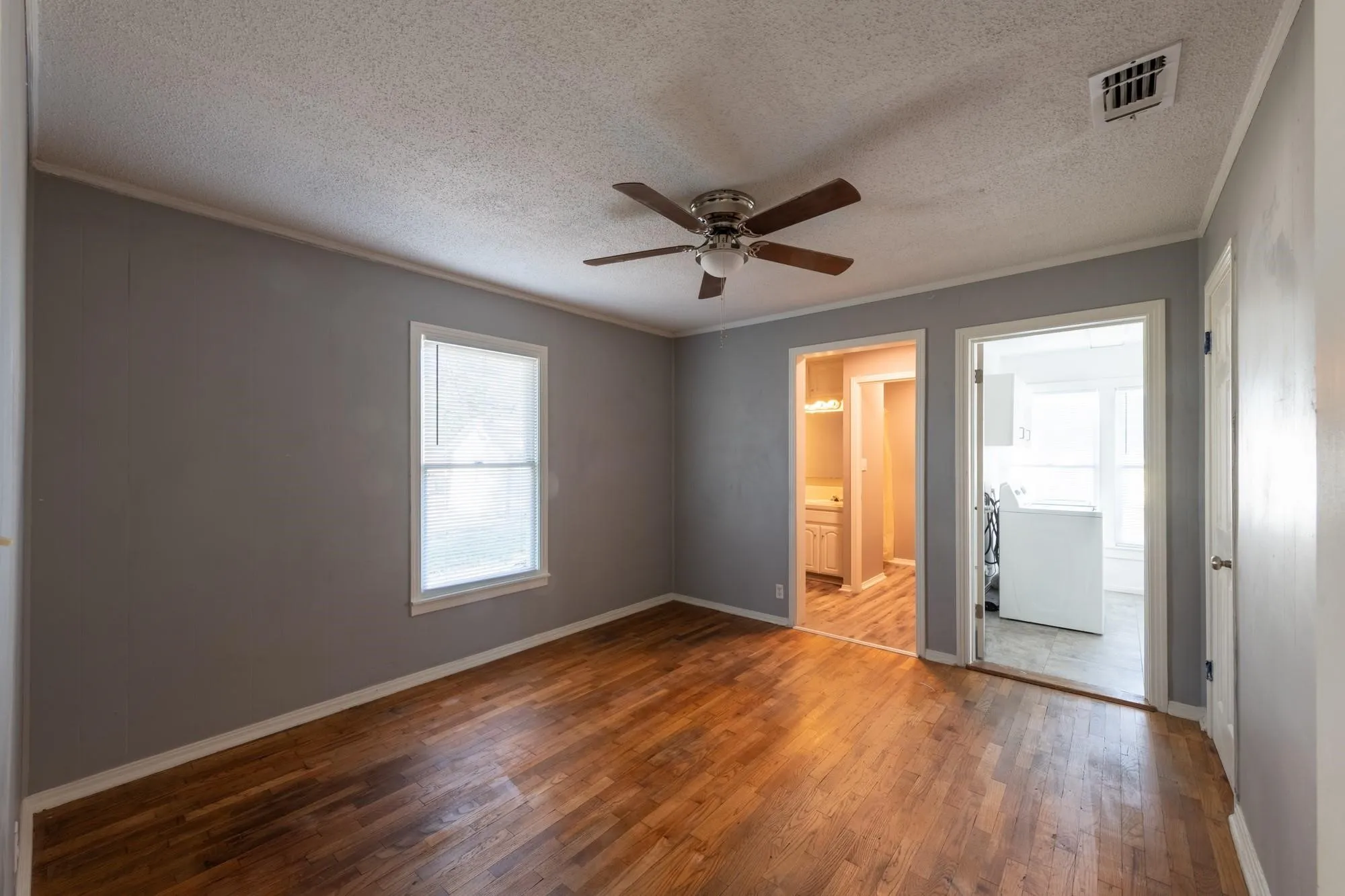 Single Family Residence For Sale in Clay County , 414 S Main Street, Henrietta, Texas 76365, 3 Bedroom, 2 Bathroom, Garage spaces, 1,066 Sqft, built in 1955, mls#21345349, Real Estate Agent in Henrietta, Homes For Sale in Clay county, Homes For Sale in Henrietta, Realtor in Henrietta Texas, Real Estate Brokerage Independent Realty Texas, Luminita Cordes Realtor