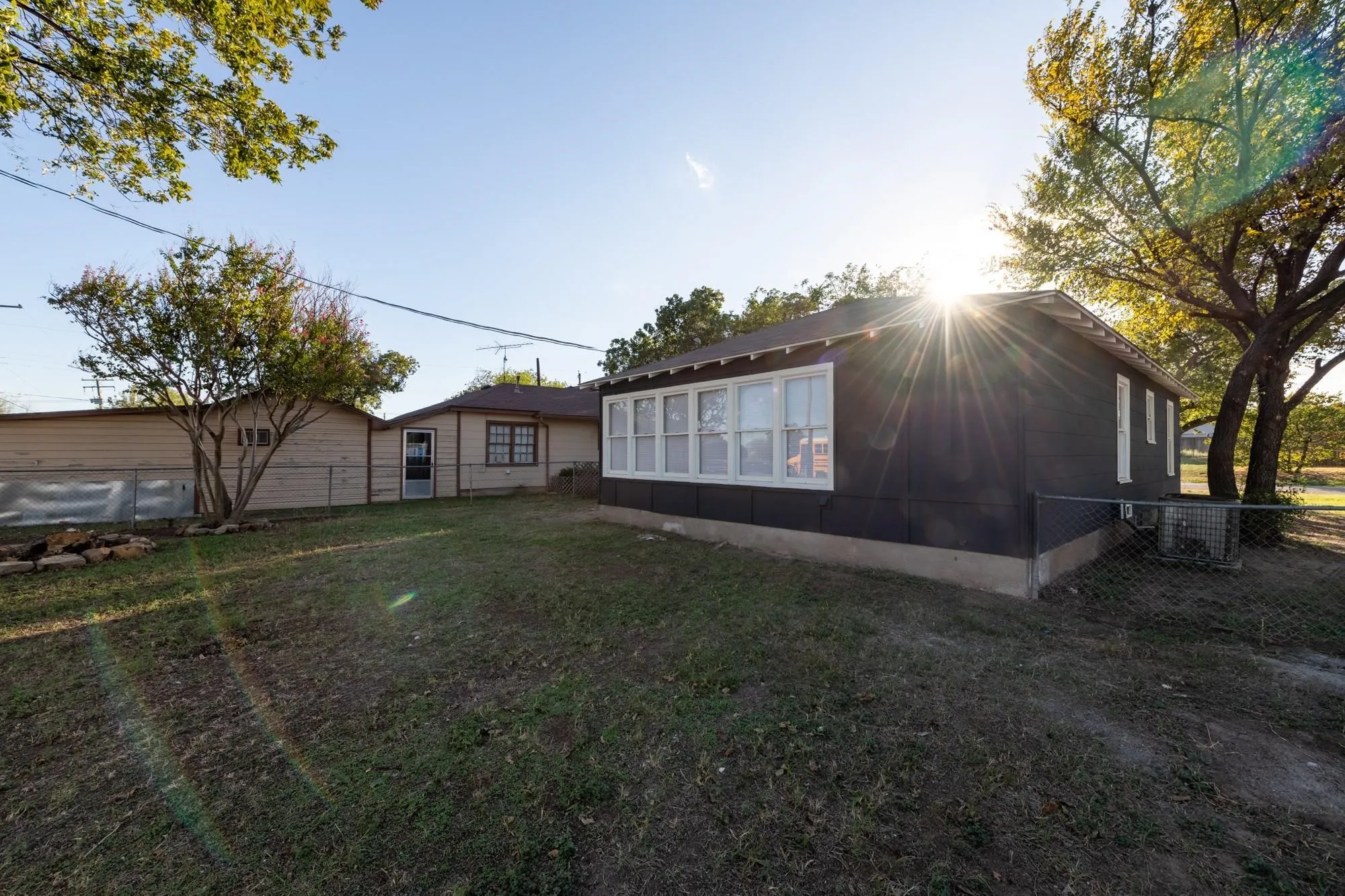 Single Family Residence For Sale in Clay County , 414 S Main Street, Henrietta, Texas 76365, 3 Bedroom, 2 Bathroom, Garage spaces, 1,066 Sqft, built in 1955, mls#21345349, Real Estate Agent in Henrietta, Homes For Sale in Clay county, Homes For Sale in Henrietta, Realtor in Henrietta Texas, Real Estate Brokerage Independent Realty Texas, Luminita Cordes Realtor
