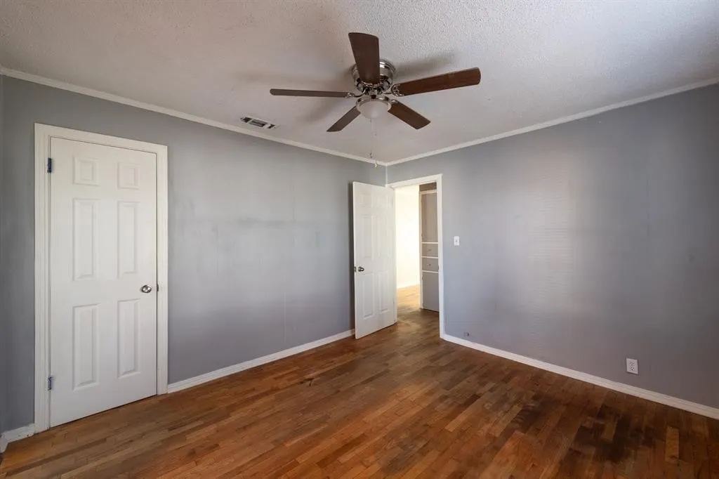 Single Family Residence For Sale in Clay County , 414 S Main Street, Henrietta, Texas 76365, 3 Bedroom, 2 Bathroom, Garage spaces, 1,066 Sqft, built in 1955, mls#21345349, Real Estate Agent in Henrietta, Homes For Sale in Clay county, Homes For Sale in Henrietta, Realtor in Henrietta Texas, Real Estate Brokerage Independent Realty Texas, Luminita Cordes Realtor