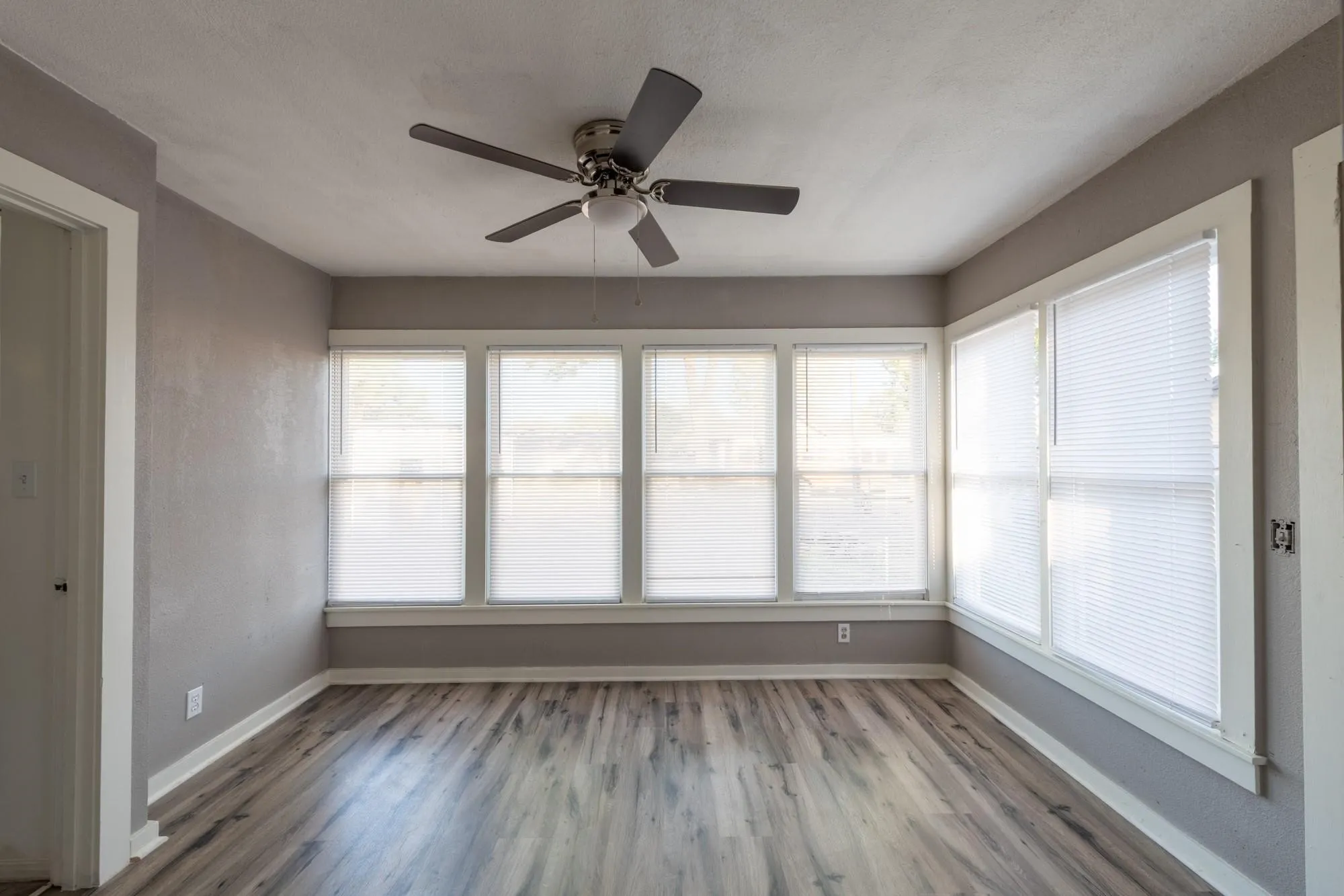 Single Family Residence For Sale in Clay County , 414 S Main Street, Henrietta, Texas 76365, 3 Bedroom, 2 Bathroom, Garage spaces, 1,066 Sqft, built in 1955, mls#21345349, Real Estate Agent in Henrietta, Homes For Sale in Clay county, Homes For Sale in Henrietta, Realtor in Henrietta Texas, Real Estate Brokerage Independent Realty Texas, Luminita Cordes Realtor