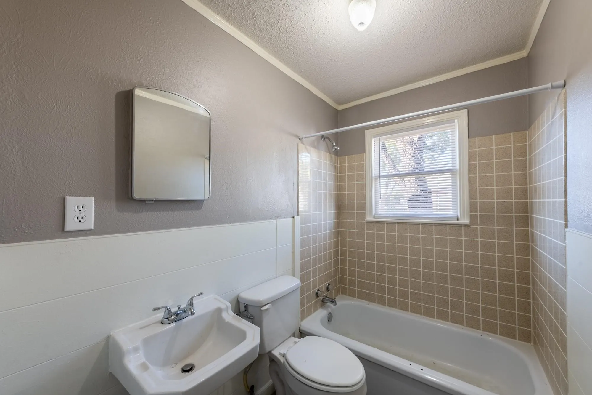 Single Family Residence For Sale in Clay County , 414 S Main Street, Henrietta, Texas 76365, 3 Bedroom, 2 Bathroom, Garage spaces, 1,066 Sqft, built in 1955, mls#21345349, Real Estate Agent in Henrietta, Homes For Sale in Clay county, Homes For Sale in Henrietta, Realtor in Henrietta Texas, Real Estate Brokerage Independent Realty Texas, Luminita Cordes Realtor
