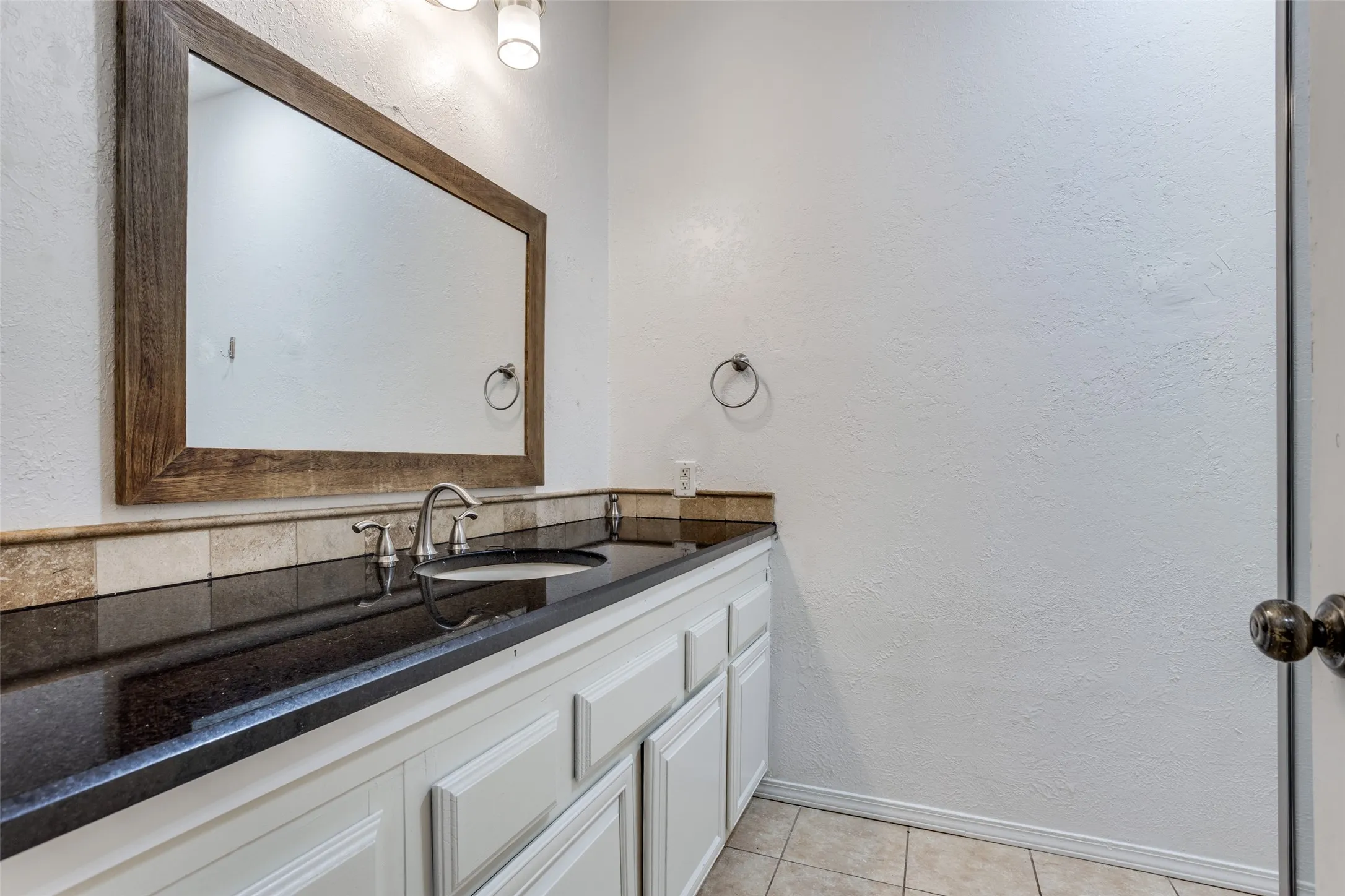 Condominium For Sale in Collin County , 3100 Devonshire Drive 112, Plano, Texas 75075, 2 Bedroom, 2 Bathroom, Garage spaces, 1,049 Sqft, built in 1984, mls#21344451, Real Estate Agent in Plano, Homes For Sale in Collin county, Homes For Sale in Plano, Realtor in Plano Texas, Real Estate Brokerage Independent Realty Texas, Luminita Cordes Realtor