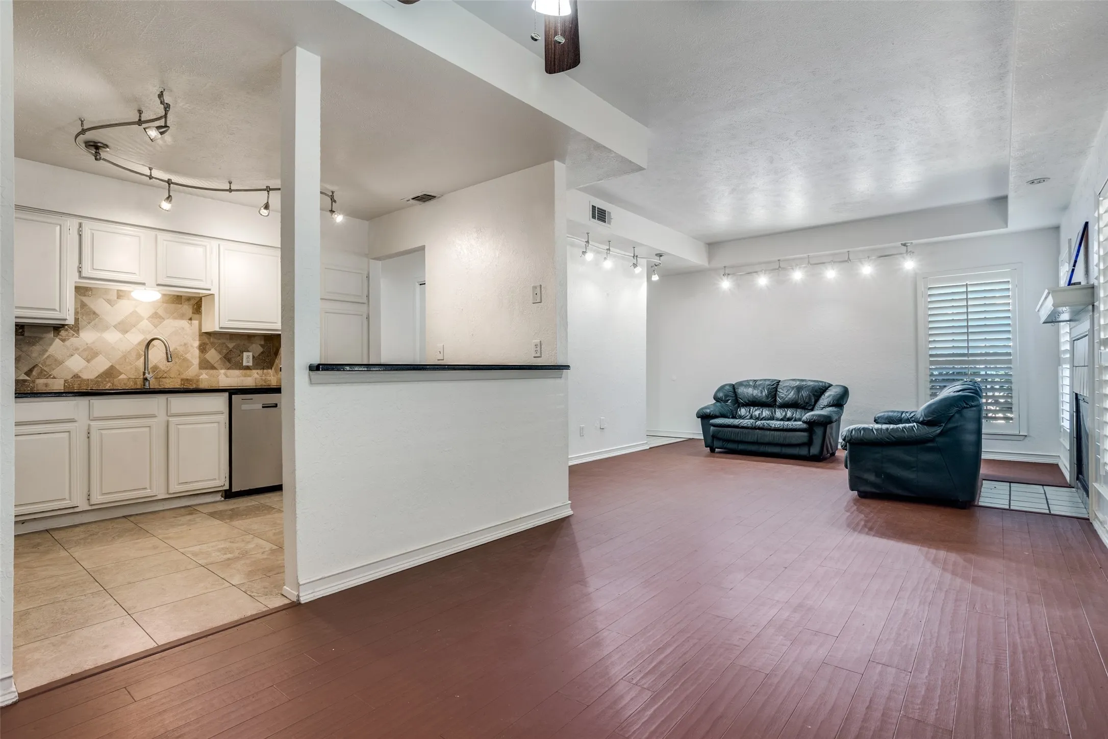 Condominium For Sale in Collin County , 3100 Devonshire Drive 112, Plano, Texas 75075, 2 Bedroom, 2 Bathroom, Garage spaces, 1,049 Sqft, built in 1984, mls#21344451, Real Estate Agent in Plano, Homes For Sale in Collin county, Homes For Sale in Plano, Realtor in Plano Texas, Real Estate Brokerage Independent Realty Texas, Luminita Cordes Realtor