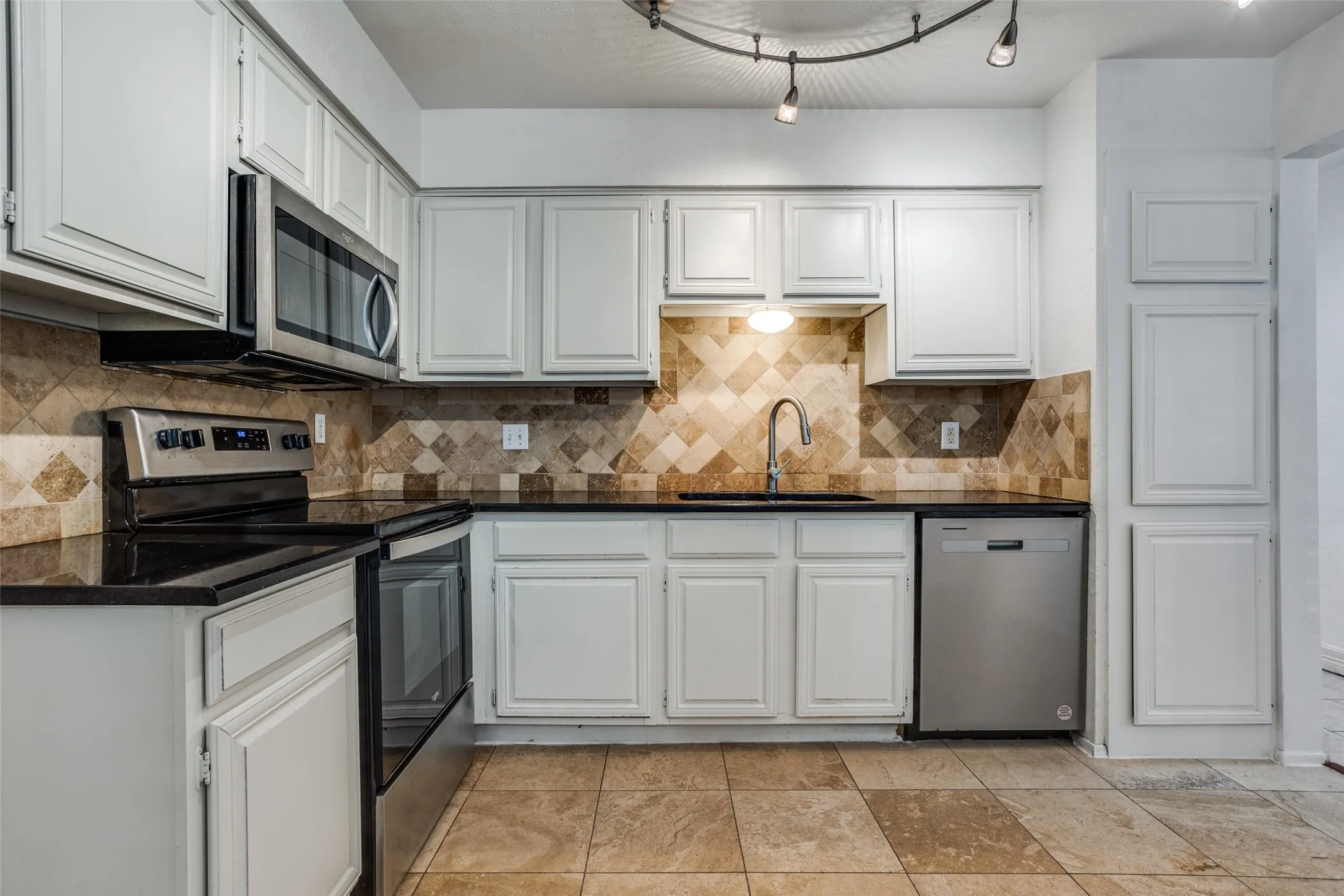 Condominium For Sale in Collin County , 3100 Devonshire Drive 112, Plano, Texas 75075, 2 Bedroom, 2 Bathroom, Garage spaces, 1,049 Sqft, built in 1984, mls#21344451, Real Estate Agent in Plano, Homes For Sale in Collin county, Homes For Sale in Plano, Realtor in Plano Texas, Real Estate Brokerage Independent Realty Texas, Luminita Cordes Realtor