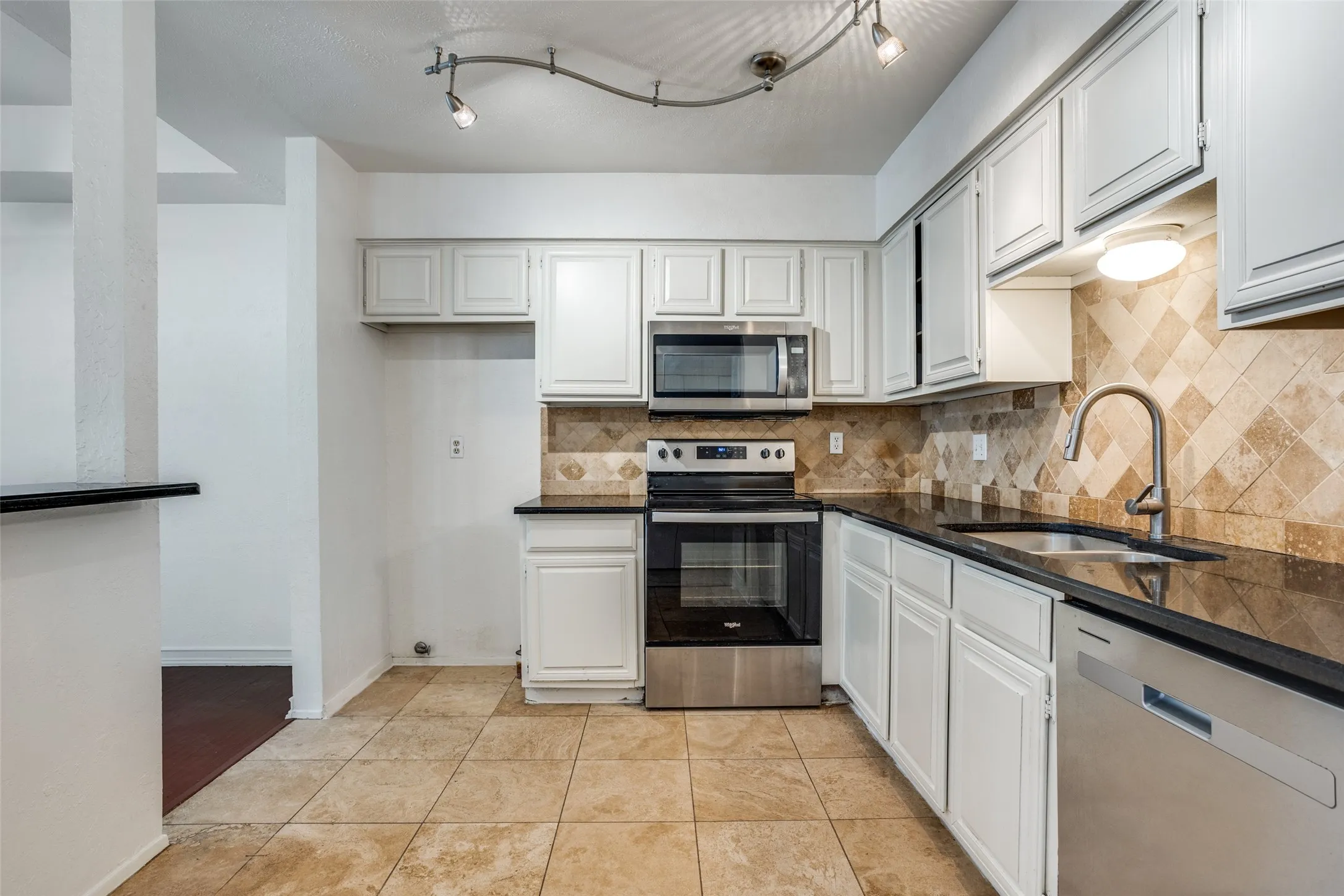 Condominium For Sale in Collin County , 3100 Devonshire Drive 112, Plano, Texas 75075, 2 Bedroom, 2 Bathroom, Garage spaces, 1,049 Sqft, built in 1984, mls#21344451, Real Estate Agent in Plano, Homes For Sale in Collin county, Homes For Sale in Plano, Realtor in Plano Texas, Real Estate Brokerage Independent Realty Texas, Luminita Cordes Realtor