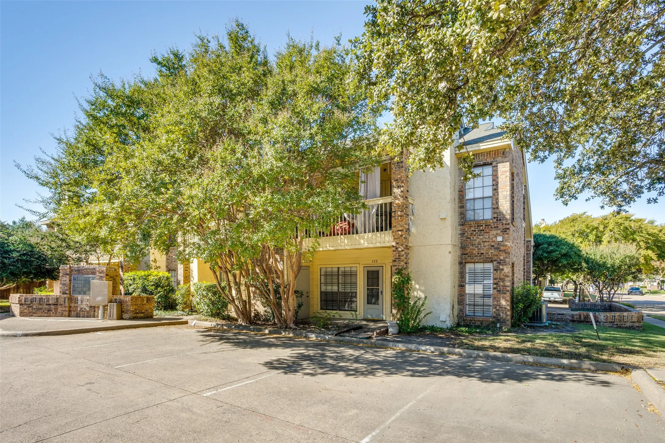 Condominium For Sale in Collin County , 3100 Devonshire Drive 112, Plano, Texas 75075, 2 Bedroom, 2 Bathroom, Garage spaces, 1,049 Sqft, built in 1984, mls#21344451, Real Estate Agent in Plano, Homes For Sale in Collin county, Homes For Sale in Plano, Realtor in Plano Texas, Real Estate Brokerage Independent Realty Texas, Luminita Cordes Realtor