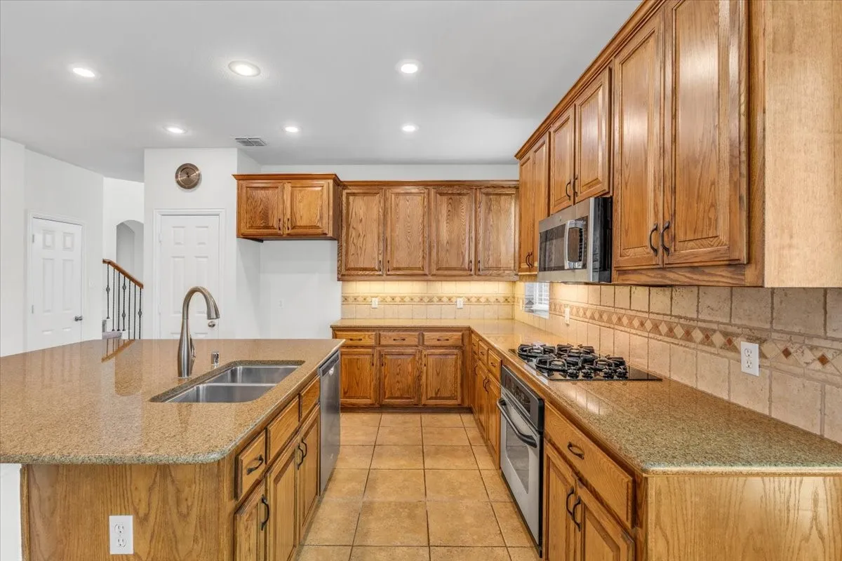 Single Family Residence For Sale in Collin County , 6421 Double Creek Road, Frisco, Texas 75035, 4 Bedroom, 4 Bathroom, 2 Garage spaces, 3,134 Sqft, built in 2002, mls#21345306, Real Estate Agent in Frisco, Homes For Sale in Collin county, Homes For Sale in Frisco, Realtor in Frisco Texas, Real Estate Brokerage Independent Realty Texas, Luminita Cordes Realtor