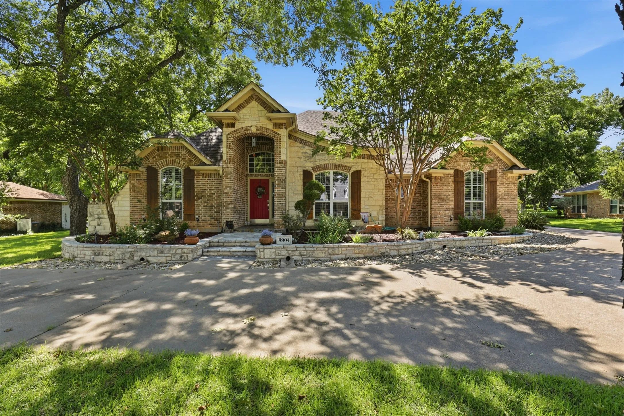 Single Family Residence For Sale in Hood County , 8904 Woodlawn Drive, Granbury, Texas 76049, 4 Bedroom, 4 Bathroom, 4 Garage spaces, 2,641 Sqft, built in 2002, mls#21345341, Real Estate Agent in Granbury, Homes For Sale in Hood county, Homes For Sale in Granbury, Realtor in Granbury Texas, Real Estate Brokerage Independent Realty Texas, Luminita Cordes Realtor