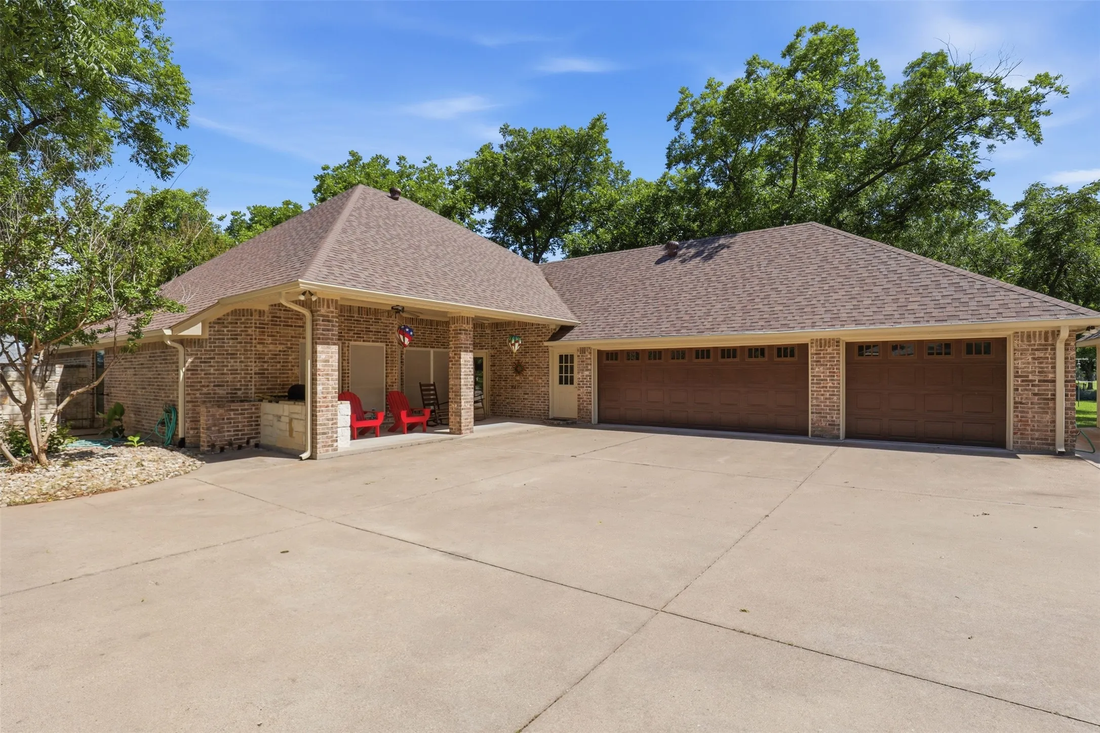 Single Family Residence For Sale in Hood County , 8904 Woodlawn Drive, Granbury, Texas 76049, 4 Bedroom, 4 Bathroom, 4 Garage spaces, 2,641 Sqft, built in 2002, mls#21345341, Real Estate Agent in Granbury, Homes For Sale in Hood county, Homes For Sale in Granbury, Realtor in Granbury Texas, Real Estate Brokerage Independent Realty Texas, Luminita Cordes Realtor