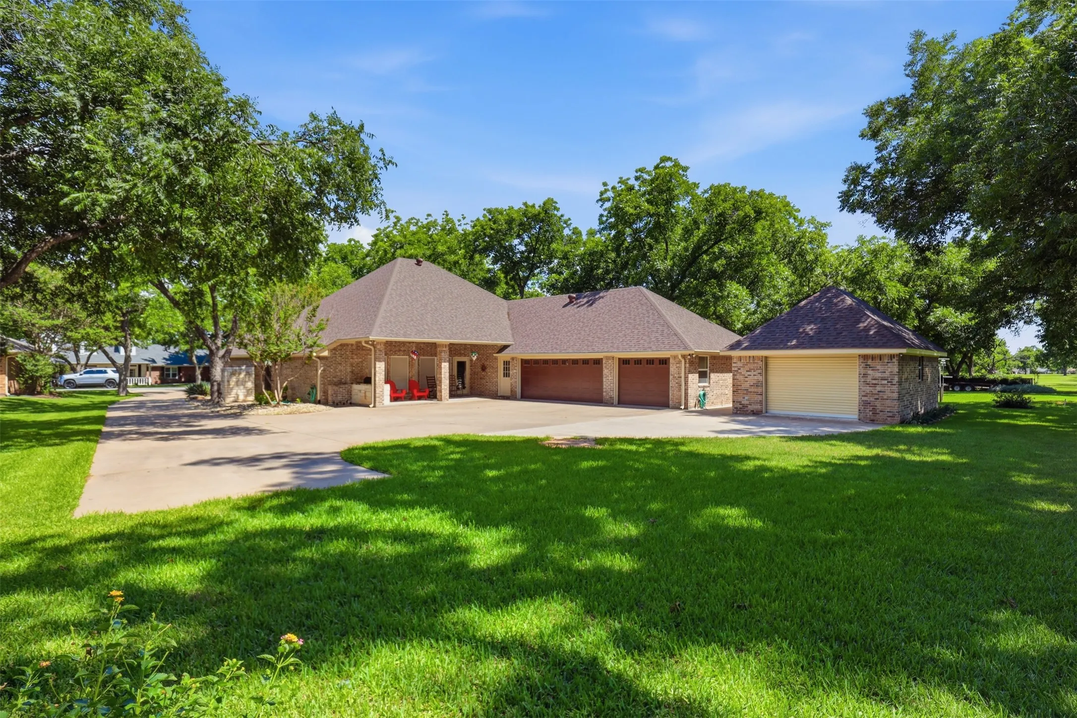 Single Family Residence For Sale in Hood County , 8904 Woodlawn Drive, Granbury, Texas 76049, 4 Bedroom, 4 Bathroom, 4 Garage spaces, 2,641 Sqft, built in 2002, mls#21345341, Real Estate Agent in Granbury, Homes For Sale in Hood county, Homes For Sale in Granbury, Realtor in Granbury Texas, Real Estate Brokerage Independent Realty Texas, Luminita Cordes Realtor