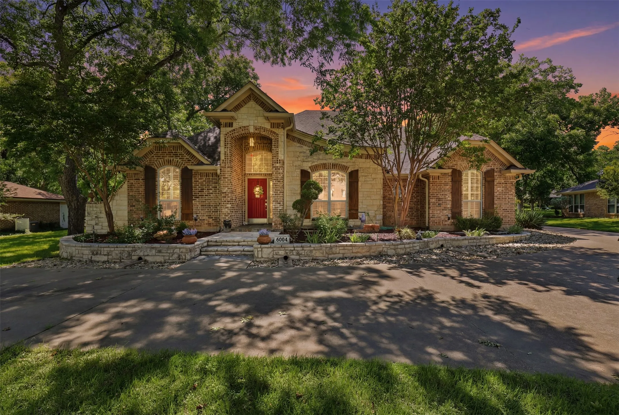 Single Family Residence For Sale in Hood County , 8904 Woodlawn Drive, Granbury, Texas 76049, 4 Bedroom, 4 Bathroom, 4 Garage spaces, 2,641 Sqft, built in 2002, mls#21345341, Real Estate Agent in Granbury, Homes For Sale in Hood county, Homes For Sale in Granbury, Realtor in Granbury Texas, Real Estate Brokerage Independent Realty Texas, Luminita Cordes Realtor