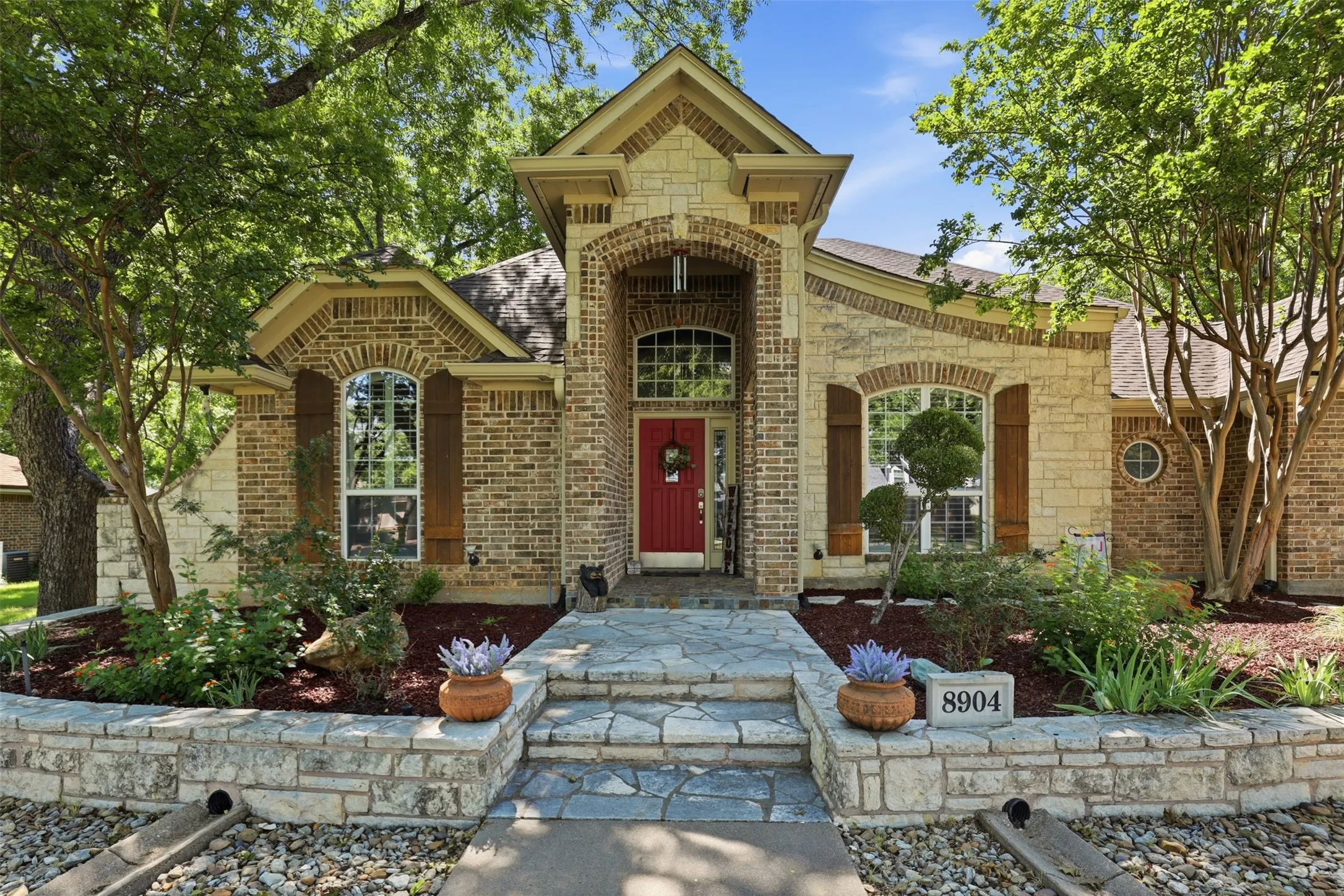 Single Family Residence For Sale in Hood County , 8904 Woodlawn Drive, Granbury, Texas 76049, 4 Bedroom, 4 Bathroom, 4 Garage spaces, 2,641 Sqft, built in 2002, mls#21345341, Real Estate Agent in Granbury, Homes For Sale in Hood county, Homes For Sale in Granbury, Realtor in Granbury Texas, Real Estate Brokerage Independent Realty Texas, Luminita Cordes Realtor
