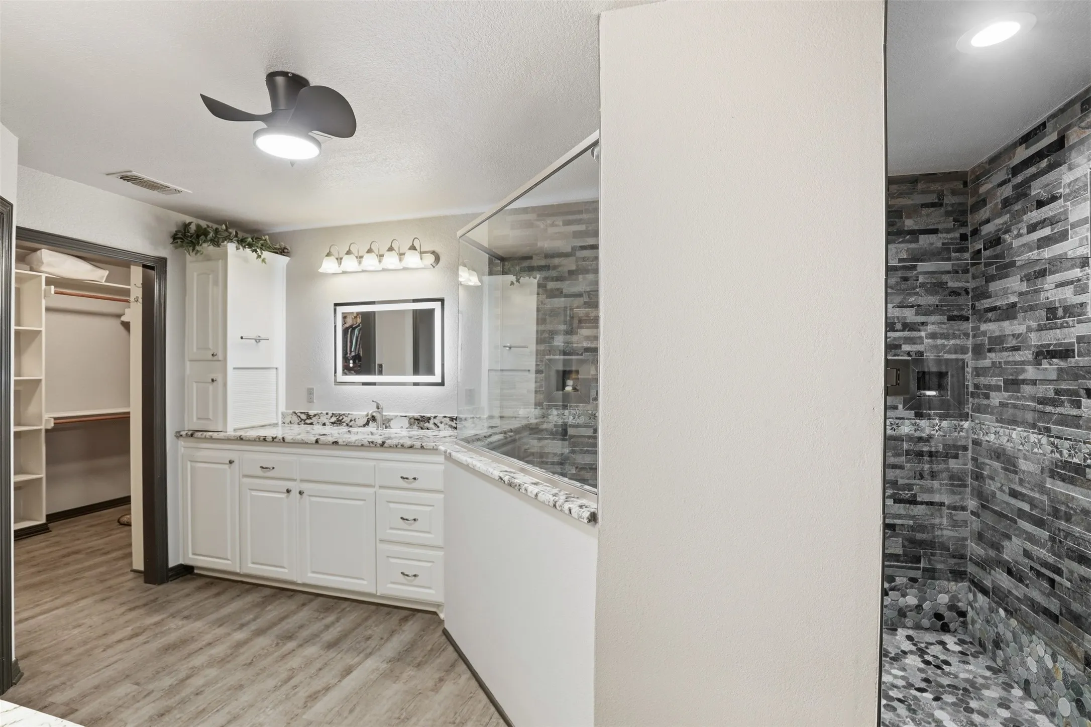 Single Family Residence For Sale in Hood County , 8904 Woodlawn Drive, Granbury, Texas 76049, 4 Bedroom, 4 Bathroom, 4 Garage spaces, 2,641 Sqft, built in 2002, mls#21345341, Real Estate Agent in Granbury, Homes For Sale in Hood county, Homes For Sale in Granbury, Realtor in Granbury Texas, Real Estate Brokerage Independent Realty Texas, Luminita Cordes Realtor
