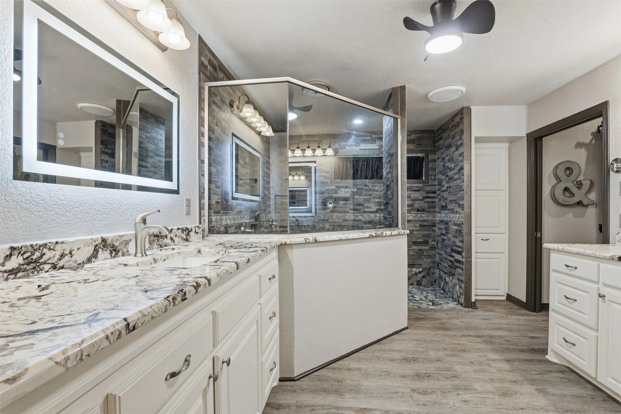 Single Family Residence For Sale in Hood County , 8904 Woodlawn Drive, Granbury, Texas 76049, 4 Bedroom, 4 Bathroom, 4 Garage spaces, 2,641 Sqft, built in 2002, mls#21345341, Real Estate Agent in Granbury, Homes For Sale in Hood county, Homes For Sale in Granbury, Realtor in Granbury Texas, Real Estate Brokerage Independent Realty Texas, Luminita Cordes Realtor