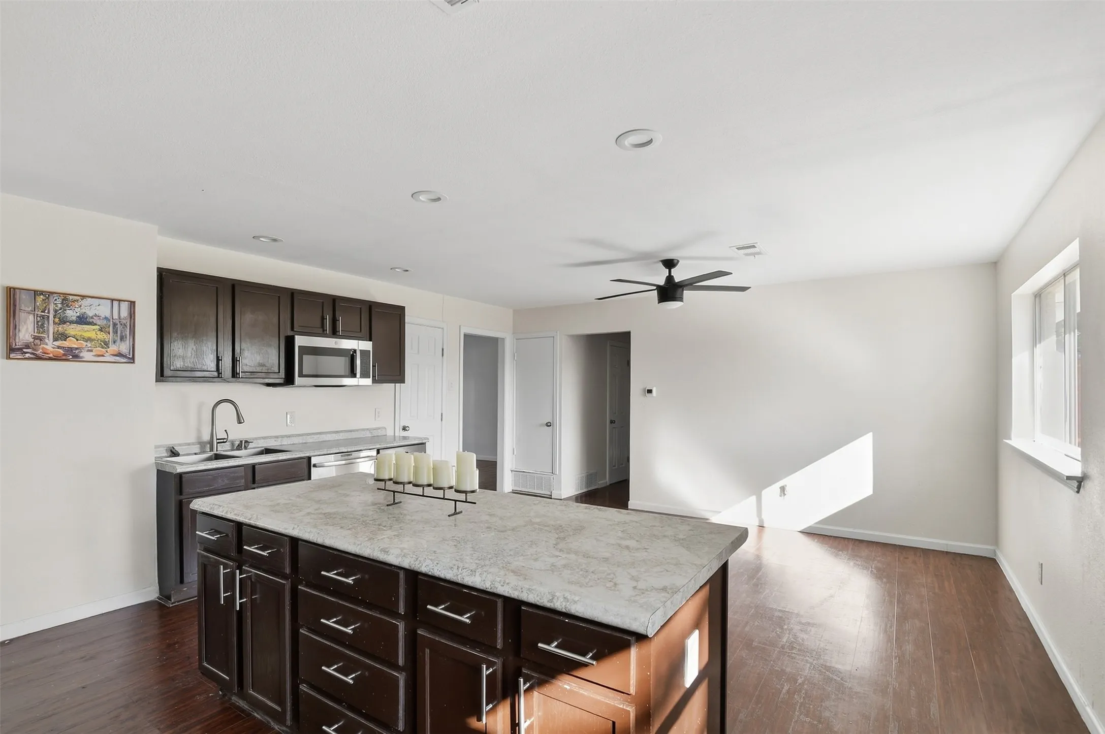 Single Family Residence For Sale in Dallas County , 2721 Westview Drive, Mesquite, Texas 75150, 3 Bedroom, 2 Bathroom, 2 Garage spaces, 1,426 Sqft, built in 1964, mls#21345375, Real Estate Agent in Mesquite, Homes For Sale in Dallas county, Homes For Sale in Mesquite, Realtor in Mesquite Texas, Real Estate Brokerage Independent Realty Texas, Luminita Cordes Realtor