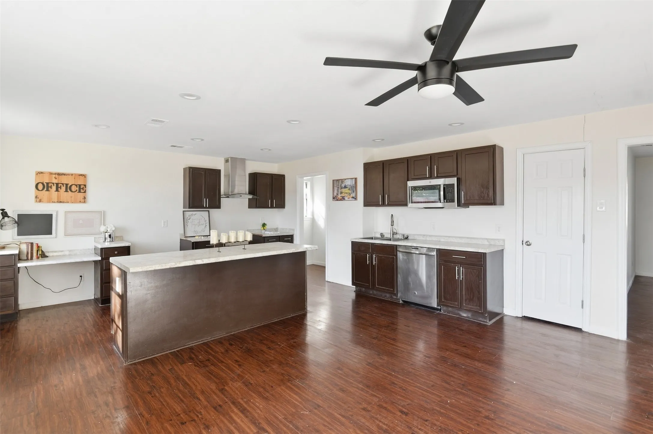 Single Family Residence For Sale in Dallas County , 2721 Westview Drive, Mesquite, Texas 75150, 3 Bedroom, 2 Bathroom, 2 Garage spaces, 1,426 Sqft, built in 1964, mls#21345375, Real Estate Agent in Mesquite, Homes For Sale in Dallas county, Homes For Sale in Mesquite, Realtor in Mesquite Texas, Real Estate Brokerage Independent Realty Texas, Luminita Cordes Realtor