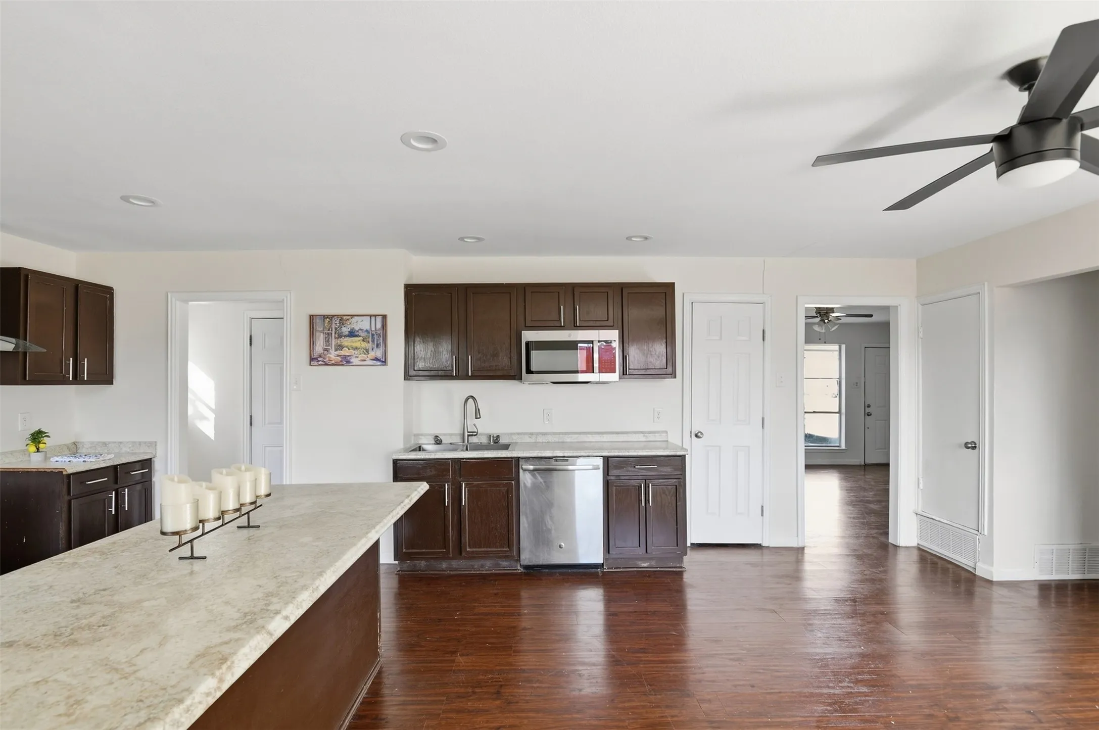 Single Family Residence For Sale in Dallas County , 2721 Westview Drive, Mesquite, Texas 75150, 3 Bedroom, 2 Bathroom, 2 Garage spaces, 1,426 Sqft, built in 1964, mls#21345375, Real Estate Agent in Mesquite, Homes For Sale in Dallas county, Homes For Sale in Mesquite, Realtor in Mesquite Texas, Real Estate Brokerage Independent Realty Texas, Luminita Cordes Realtor