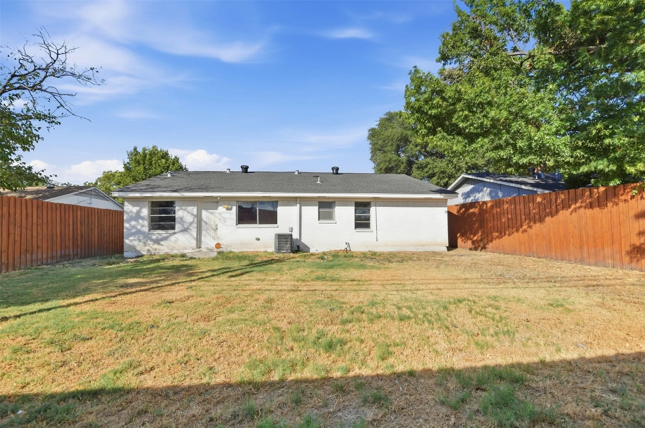 Single Family Residence For Sale in Dallas County , 2721 Westview Drive, Mesquite, Texas 75150, 3 Bedroom, 2 Bathroom, 2 Garage spaces, 1,426 Sqft, built in 1964, mls#21345375, Real Estate Agent in Mesquite, Homes For Sale in Dallas county, Homes For Sale in Mesquite, Realtor in Mesquite Texas, Real Estate Brokerage Independent Realty Texas, Luminita Cordes Realtor