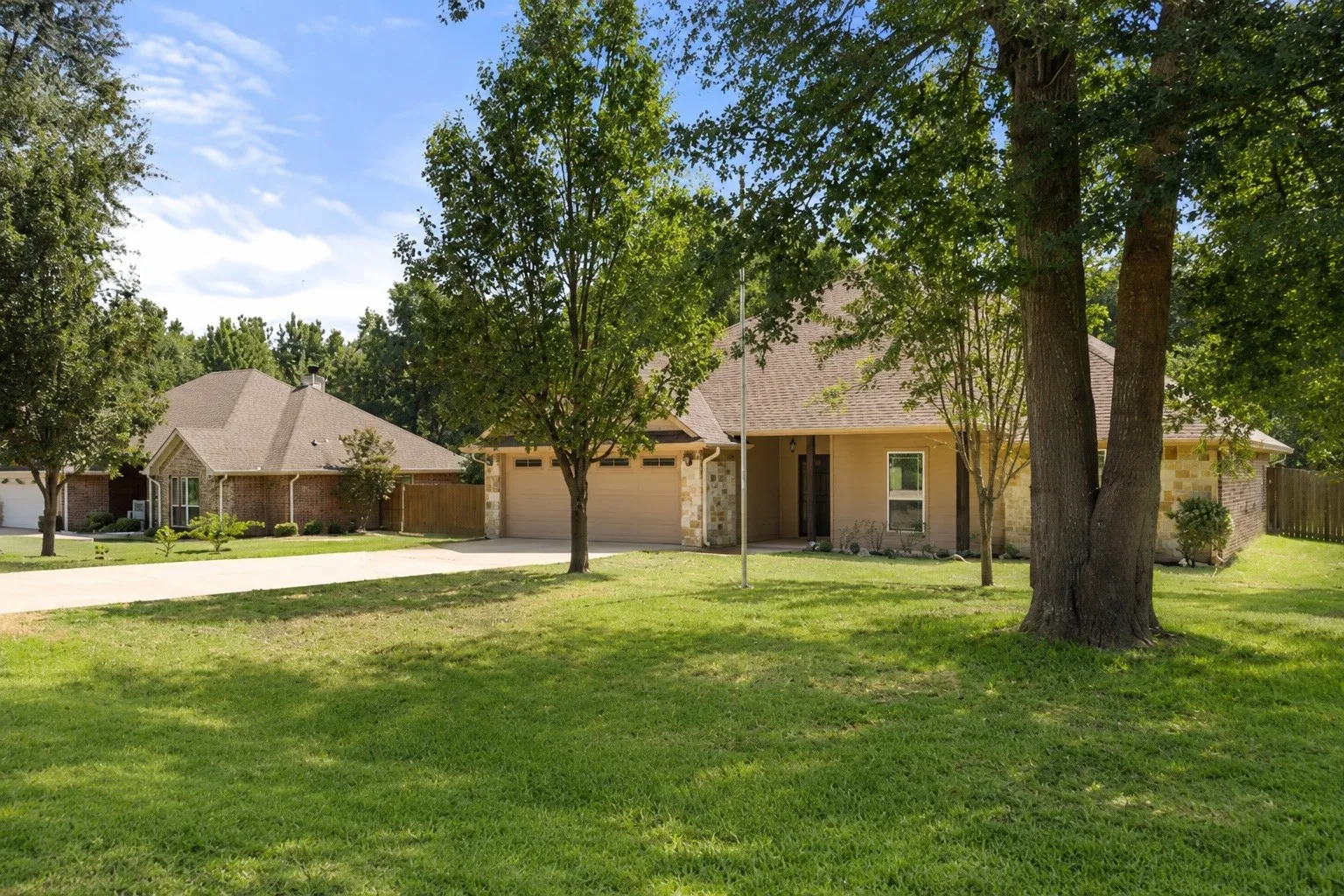 Single Family Residence For Sale in Smith County , 2312 Pittman Lane, Lindale, Texas 75771, 3 Bedroom, 2 Bathroom, 2 Garage spaces, 1,622 Sqft, built in 2013, mls#21344766, Real Estate Agent in Lindale, Homes For Sale in Smith county, Homes For Sale in Lindale, Realtor in Lindale Texas, Real Estate Brokerage Independent Realty Texas, Luminita Cordes Realtor