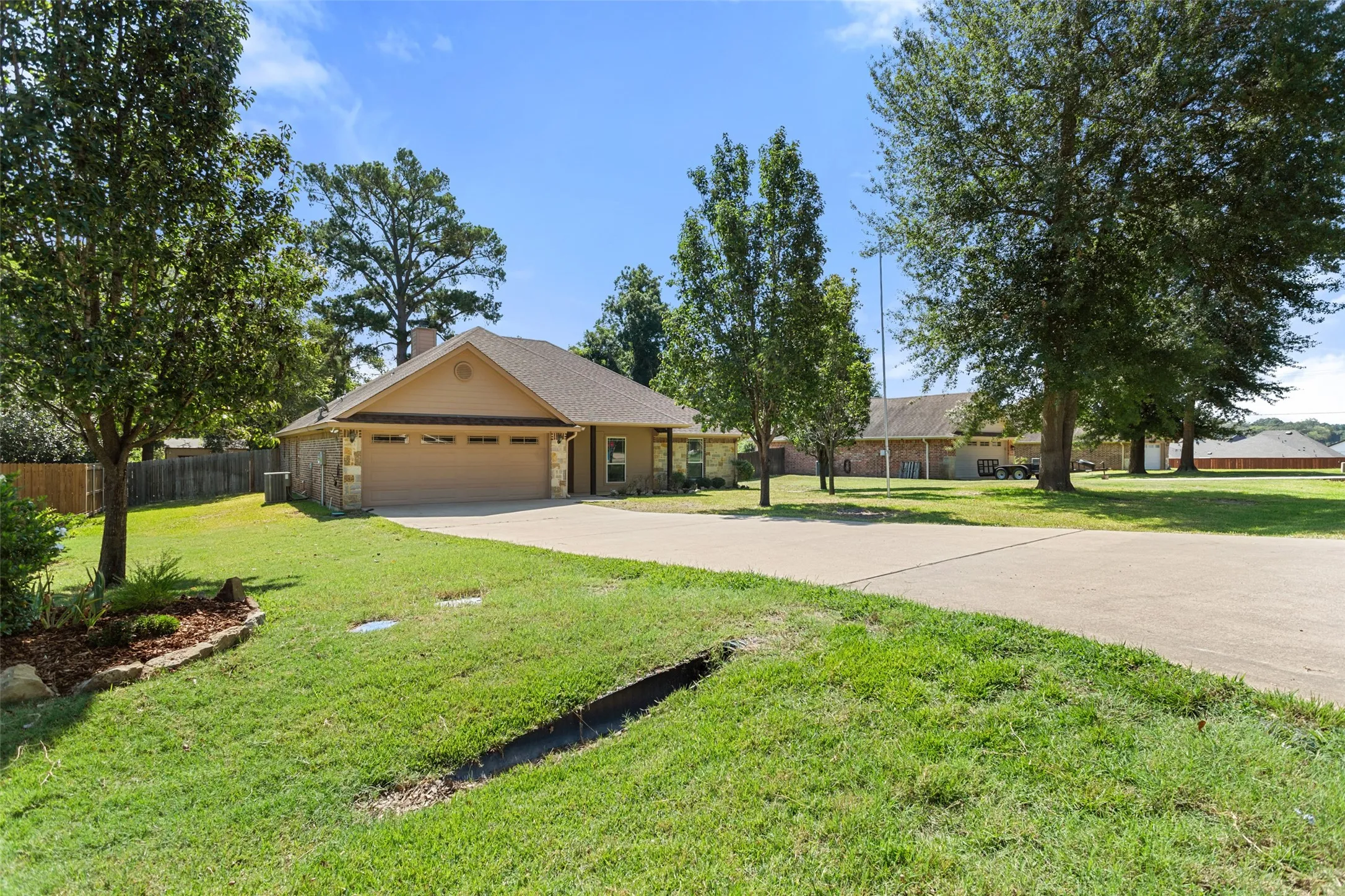 Single Family Residence For Sale in Smith County , 2312 Pittman Lane, Lindale, Texas 75771, 3 Bedroom, 2 Bathroom, 2 Garage spaces, 1,622 Sqft, built in 2013, mls#21344766, Real Estate Agent in Lindale, Homes For Sale in Smith county, Homes For Sale in Lindale, Realtor in Lindale Texas, Real Estate Brokerage Independent Realty Texas, Luminita Cordes Realtor