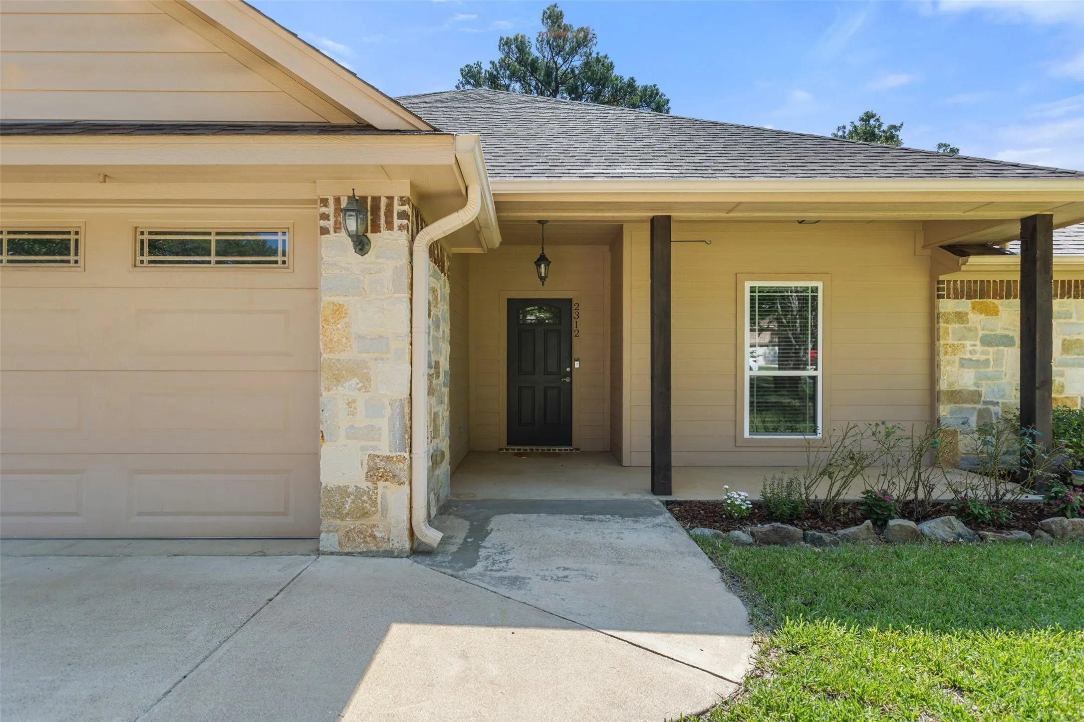 Single Family Residence For Sale in Smith County , 2312 Pittman Lane, Lindale, Texas 75771, 3 Bedroom, 2 Bathroom, 2 Garage spaces, 1,622 Sqft, built in 2013, mls#21344766, Real Estate Agent in Lindale, Homes For Sale in Smith county, Homes For Sale in Lindale, Realtor in Lindale Texas, Real Estate Brokerage Independent Realty Texas, Luminita Cordes Realtor