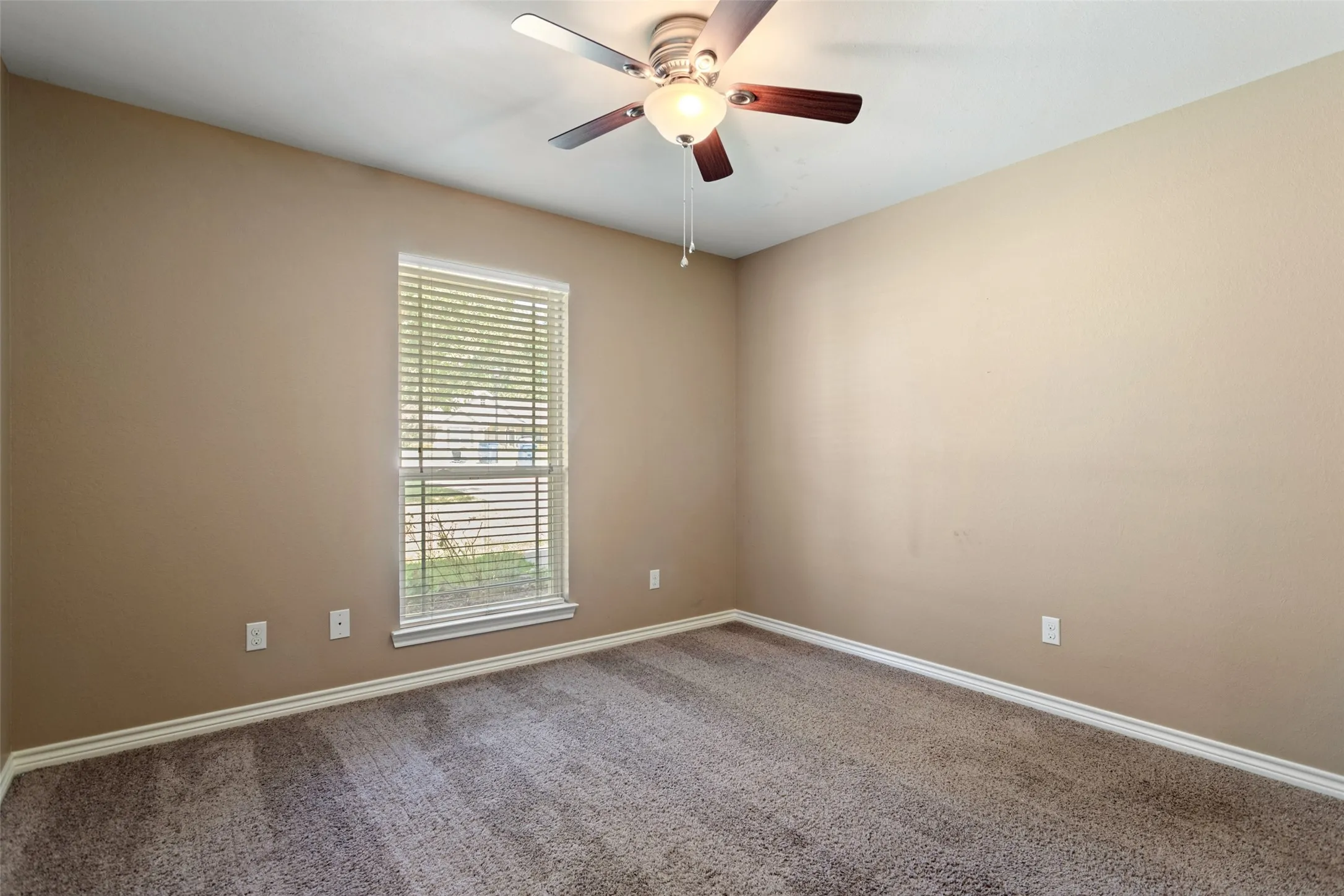 Single Family Residence For Sale in Smith County , 2312 Pittman Lane, Lindale, Texas 75771, 3 Bedroom, 2 Bathroom, 2 Garage spaces, 1,622 Sqft, built in 2013, mls#21344766, Real Estate Agent in Lindale, Homes For Sale in Smith county, Homes For Sale in Lindale, Realtor in Lindale Texas, Real Estate Brokerage Independent Realty Texas, Luminita Cordes Realtor