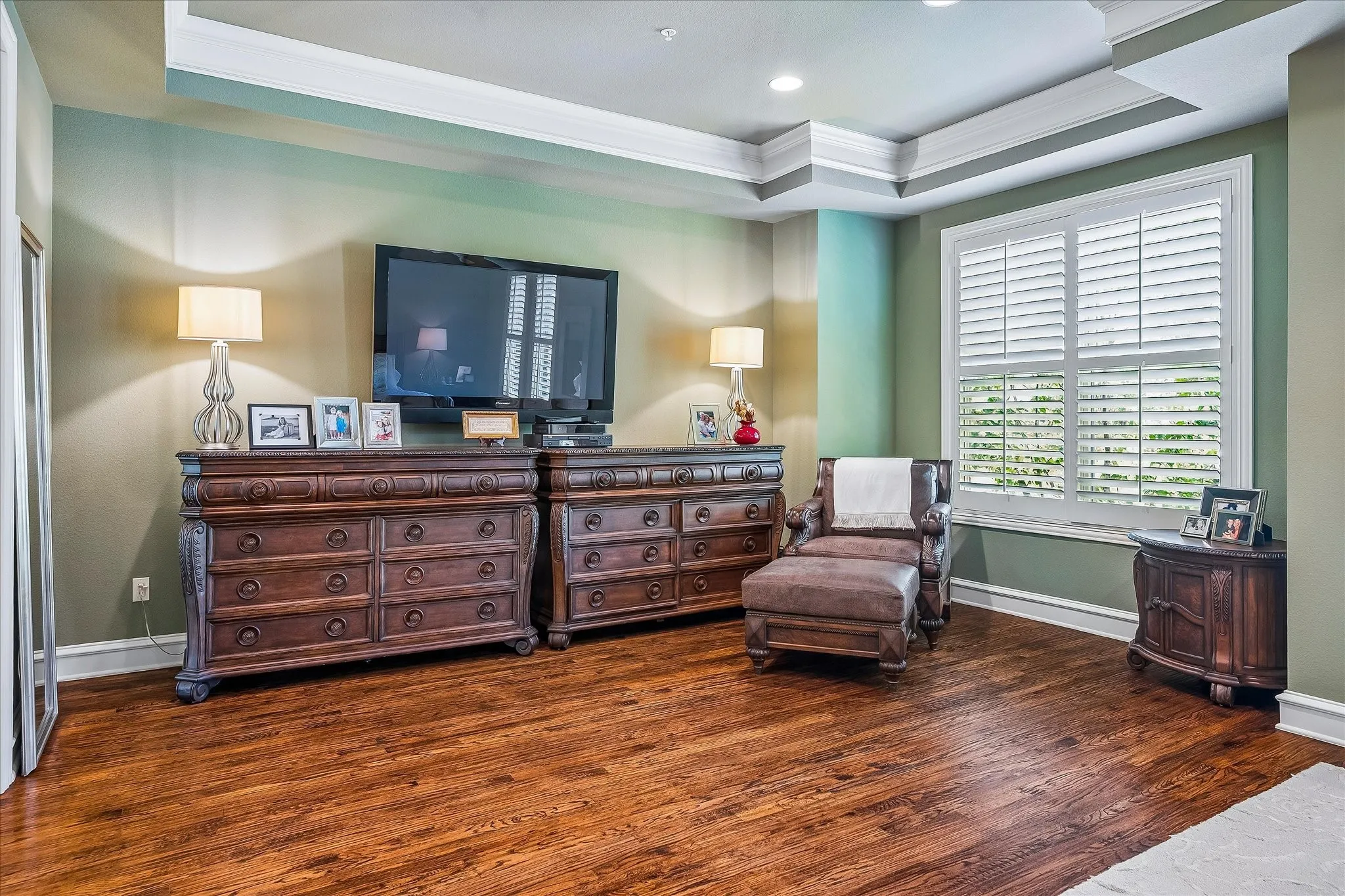 Bay window in primary bedroom allows for nice sitting area, overlooking the park. Oversized crown molding.