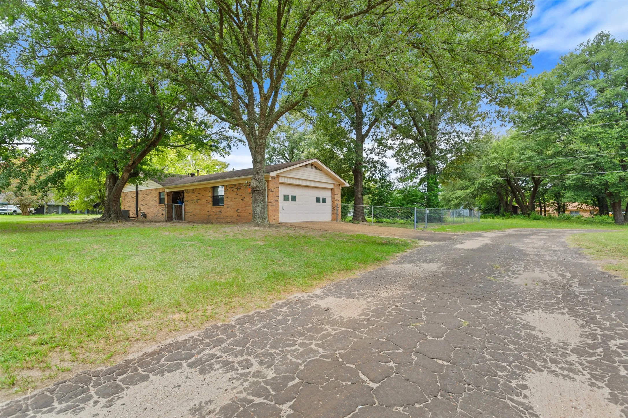 Single Family Residence For Sale in Wood County , 709 Glazner Street, Hawkins, Texas 75765, 3 Bedroom, 2 Bathroom, 2 Garage spaces, 1,542 Sqft, built in 1987, mls#21345015, Real Estate Agent in Hawkins, Homes For Sale in Wood county, Homes For Sale in Hawkins, Realtor in Hawkins Texas, Real Estate Brokerage Independent Realty Texas, Luminita Cordes Realtor