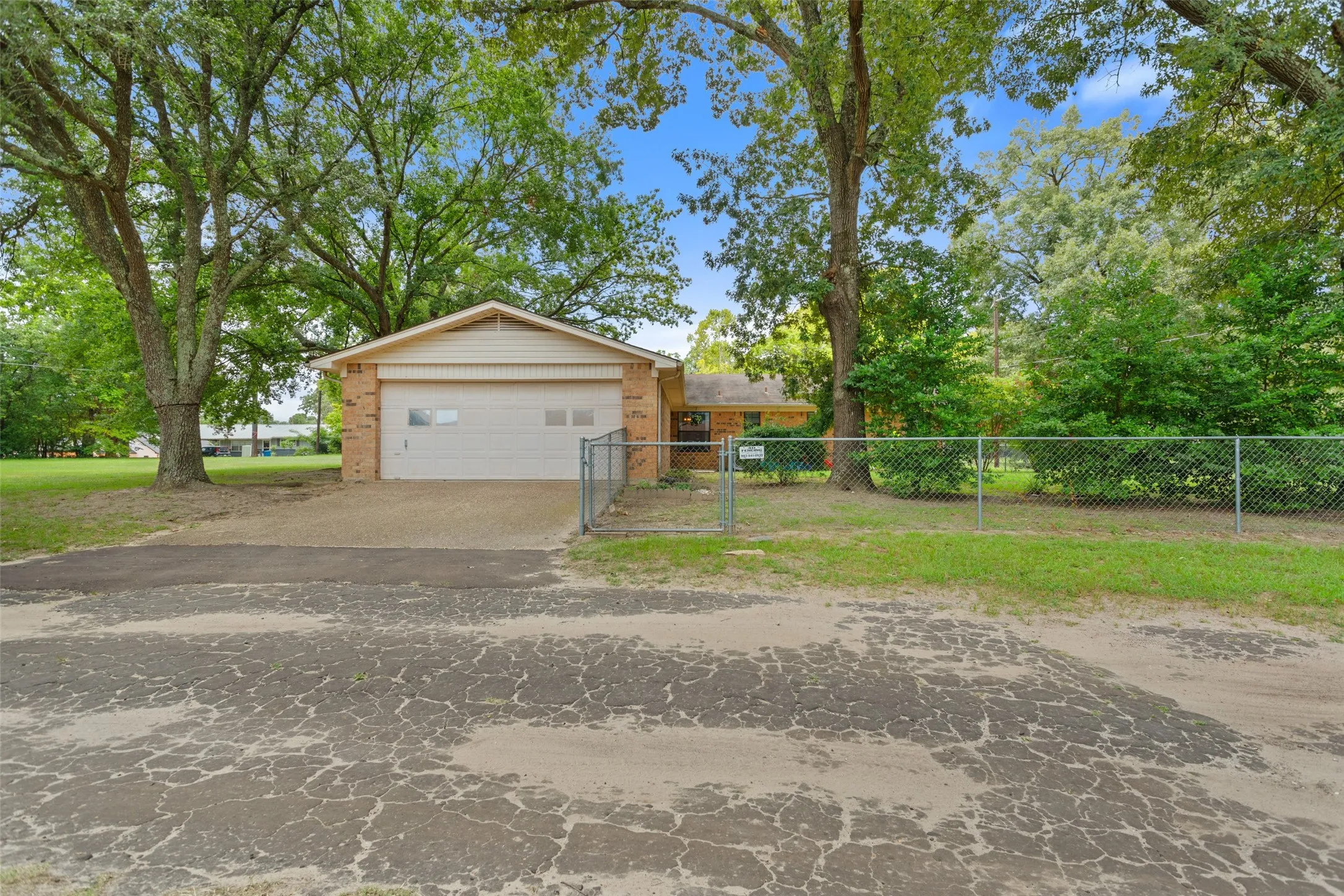 Single Family Residence For Sale in Wood County , 709 Glazner Street, Hawkins, Texas 75765, 3 Bedroom, 2 Bathroom, 2 Garage spaces, 1,542 Sqft, built in 1987, mls#21345015, Real Estate Agent in Hawkins, Homes For Sale in Wood county, Homes For Sale in Hawkins, Realtor in Hawkins Texas, Real Estate Brokerage Independent Realty Texas, Luminita Cordes Realtor